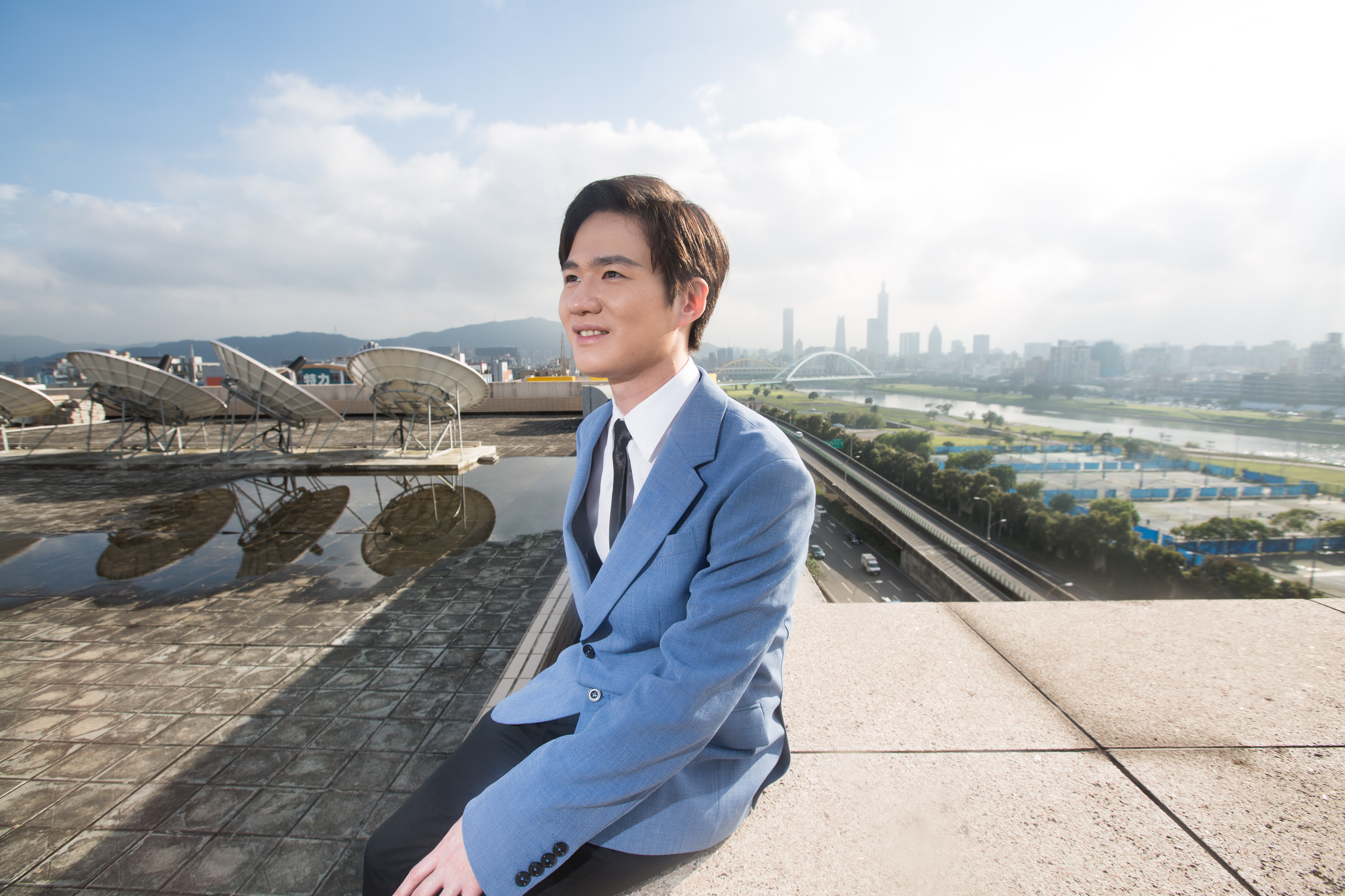 投資達人丁彥鈞認為，銀行有好的服務品質能留住客戶，創造手續費收益，就能帶動獲利上漲。