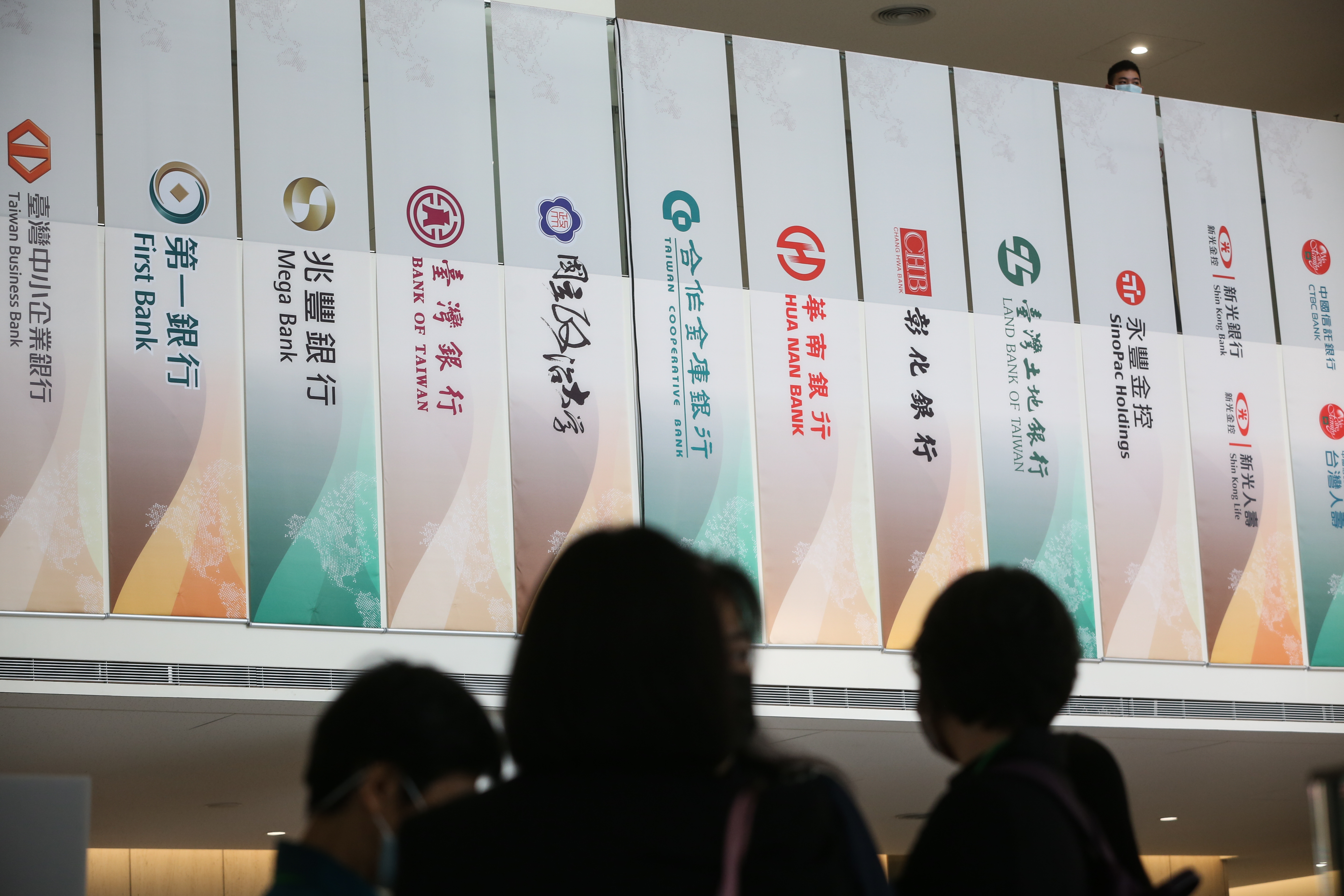 專家用「股價淨值比」估算金融股的合理買點。