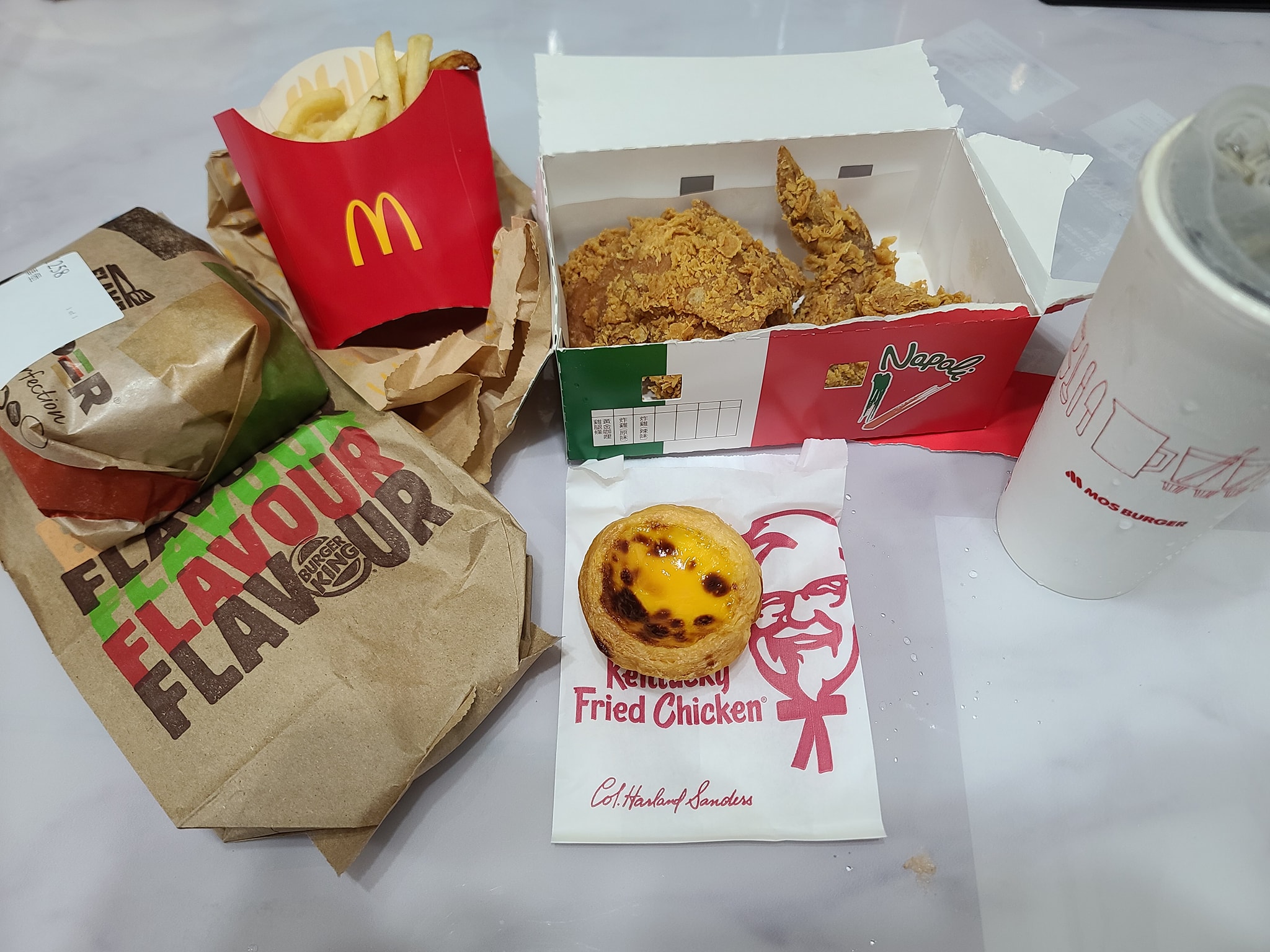 有網友在臉書社團po出一張拼裝速食照，並強調「接近完美的一餐」。（翻攝自爆廢公社二館）