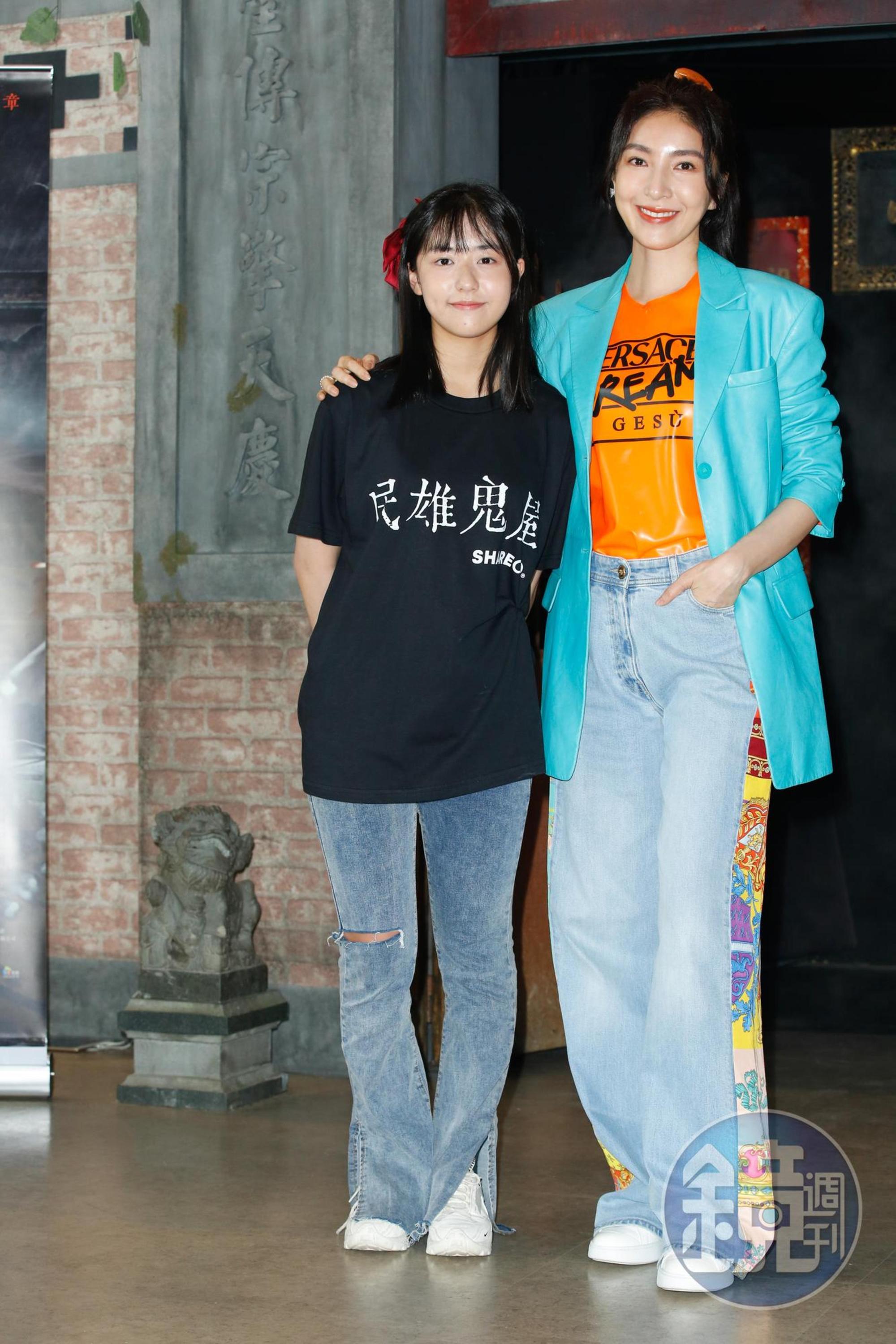 楊謹華與劇中女兒彤彤,彤彤自認膽子大,不過逛展時還是有嚇到。