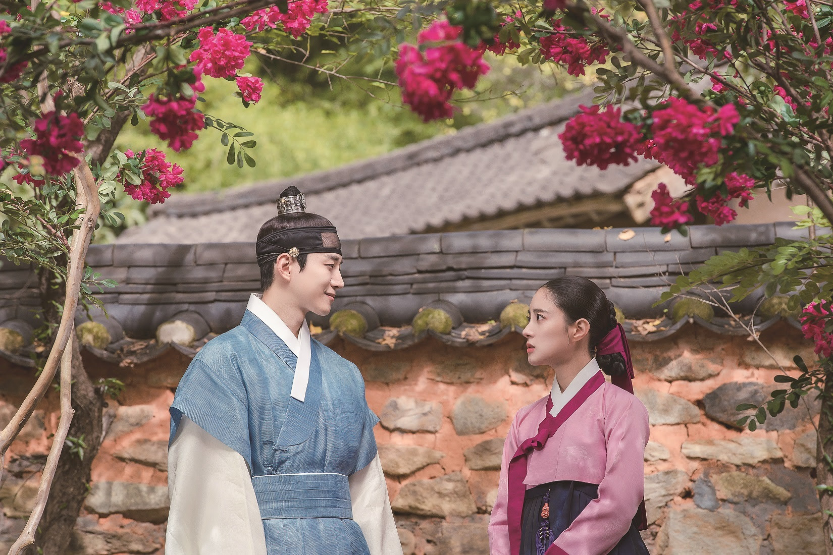 《衣袖紅鑲邊》由李俊昊、李世榮主演，劇集受歡迎，台灣也將發行寫真書。（新經典文化提供）