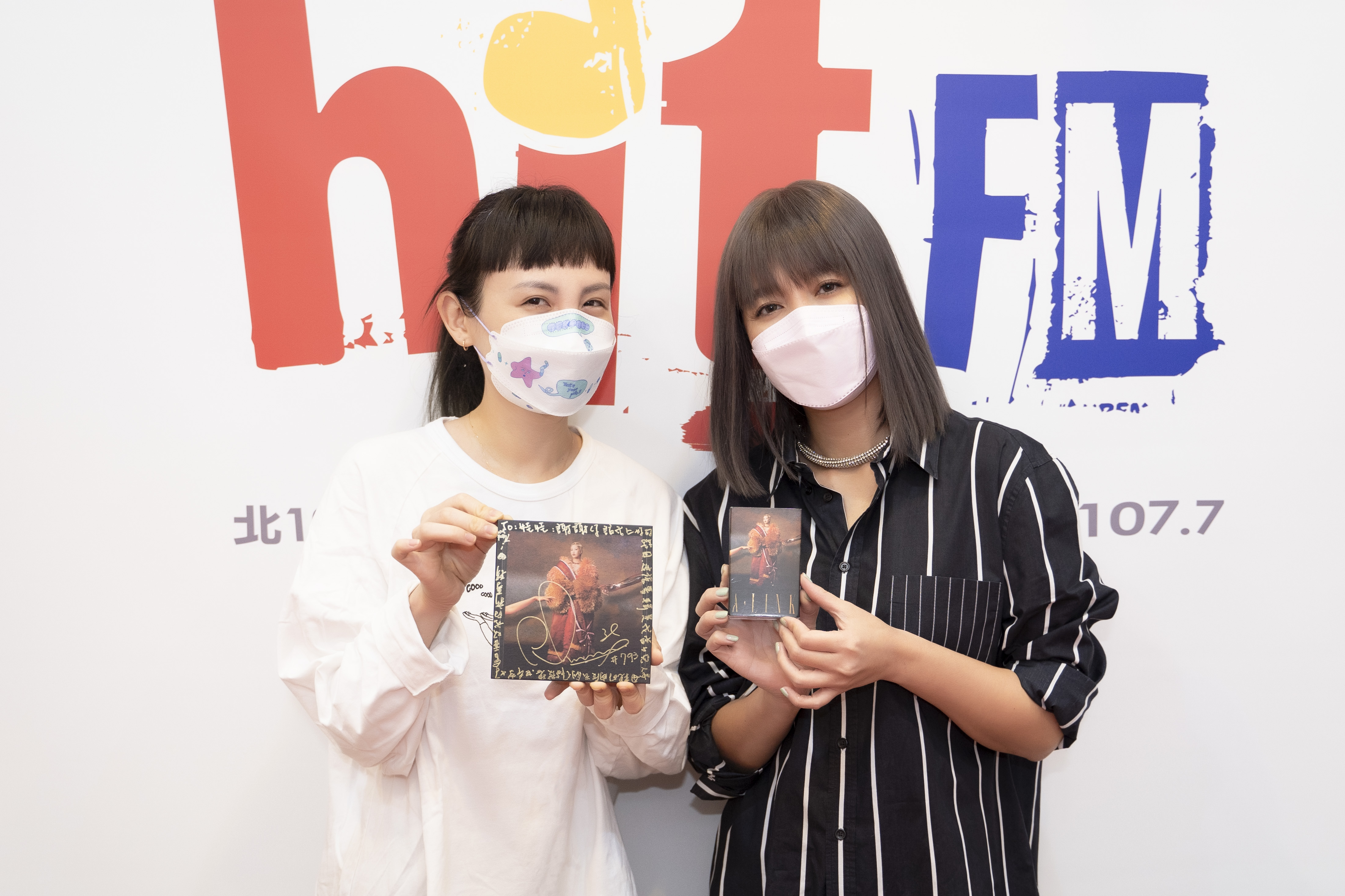 A-Lin下月將辦2場小巨蛋，也帶來下月要發行的新專輯卡帶版給魏如萱。（Hit Fm提供）