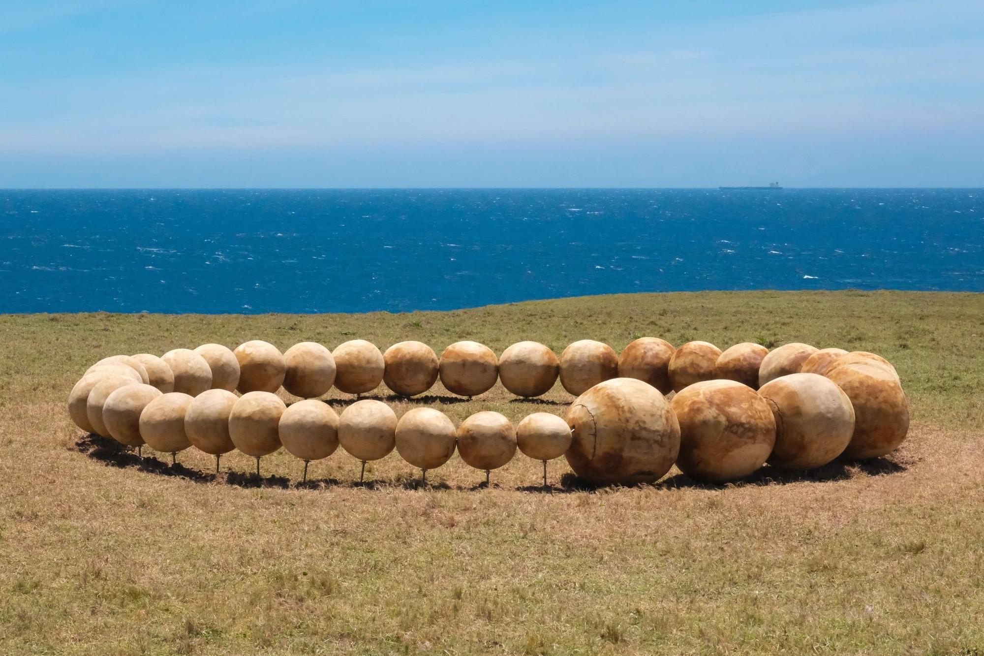 2022東海岸大地藝術節首次有藝術家進駐綠島，圖為日本藝術家菅野麻依子之作品《聯》。（主辦單位提供 ）