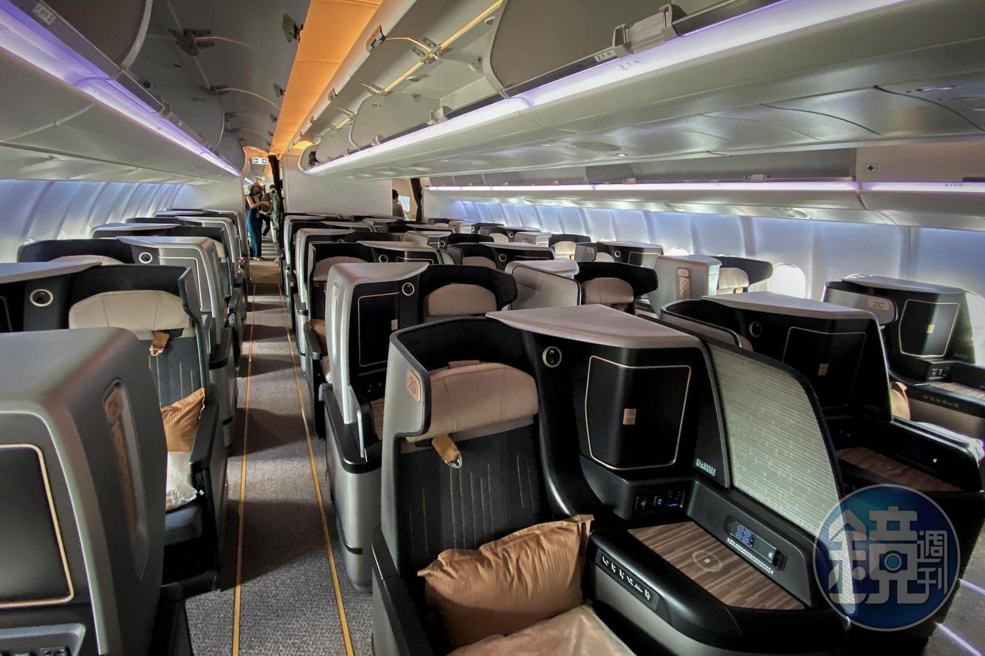 星宇航空A330neo共有28席商務艙，每個乘客都由獨立的出入口，加大的座椅隔板與走道，也增加每個座位的隱密性。