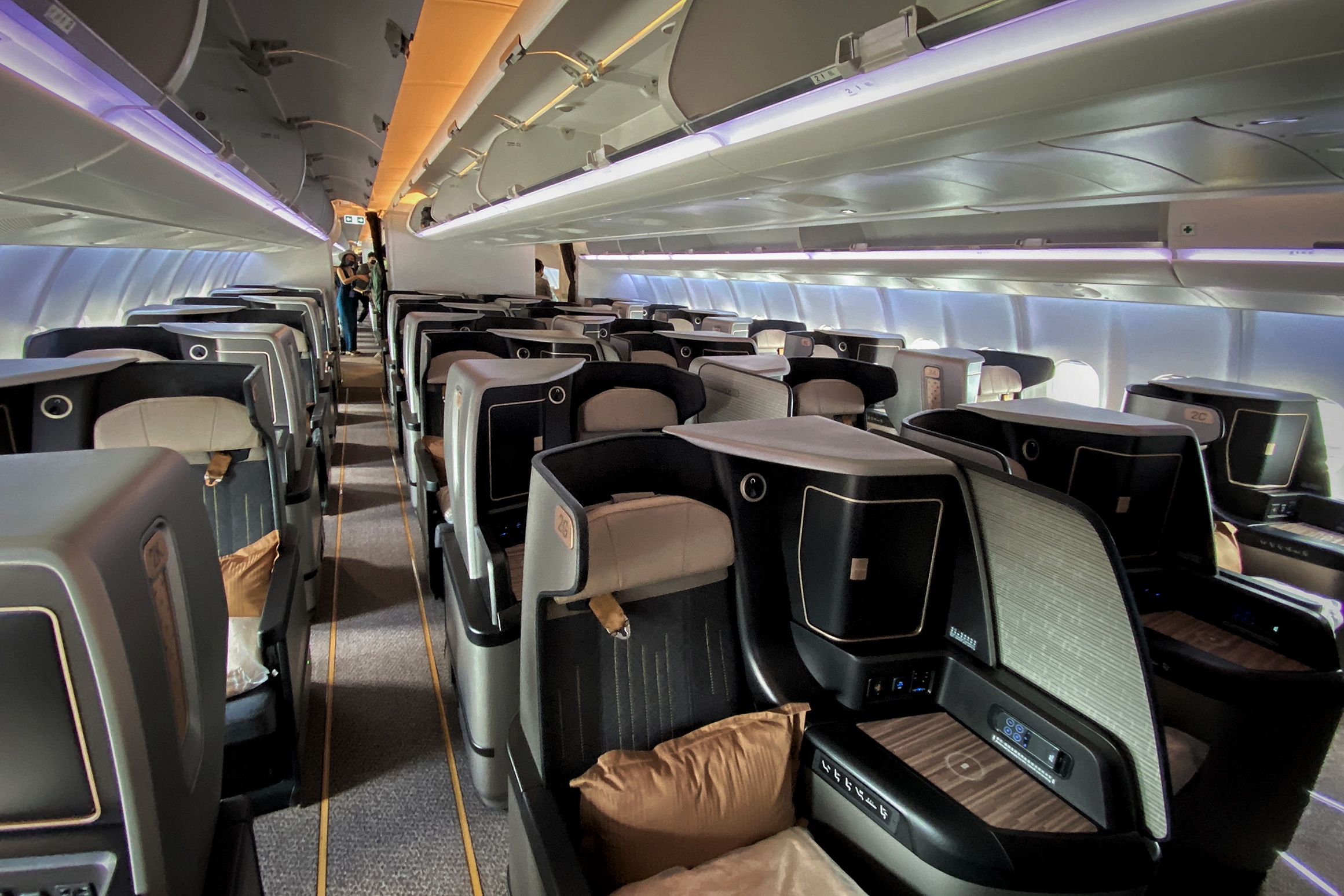 星宇航空A330neo共有28席商務艙，每個乘客都由獨立的出入口，加大的座椅隔板與走道，也增加每個座位的隱密性。