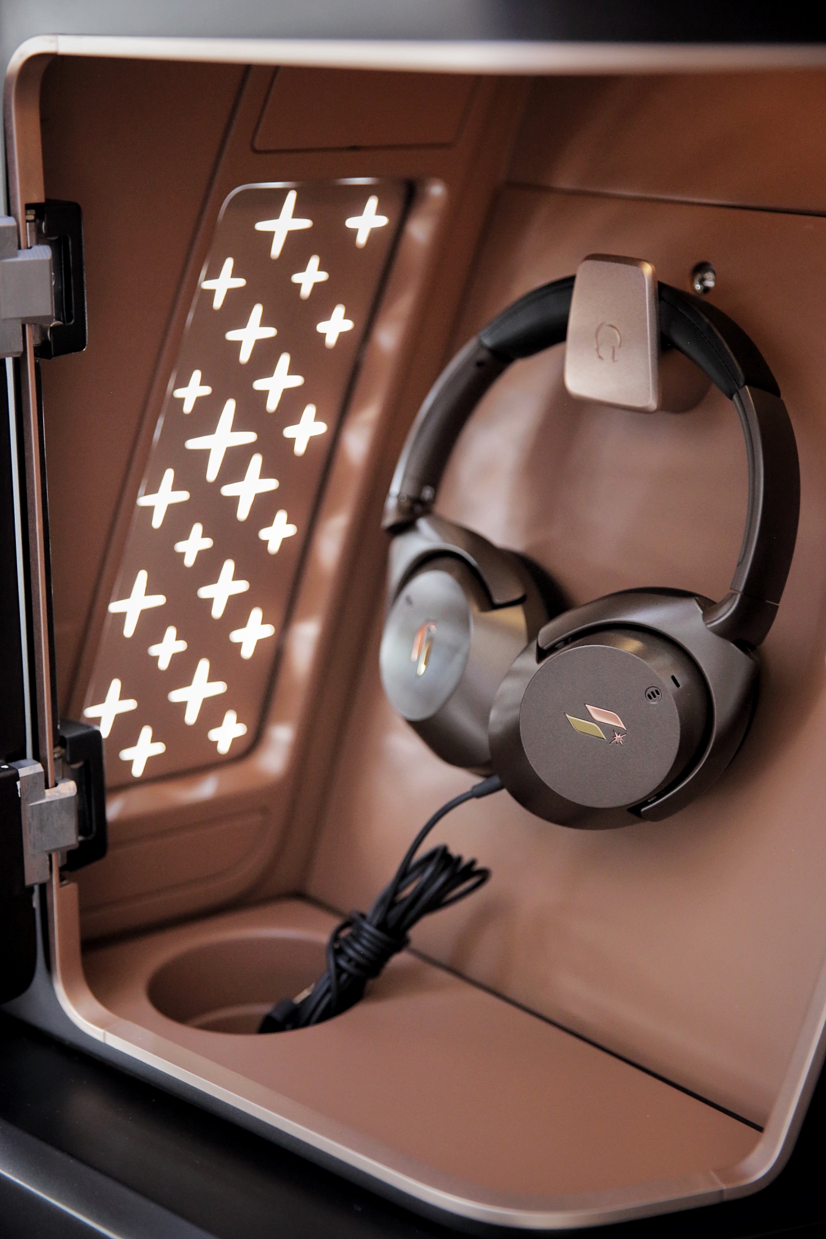 專屬的個人置物櫃可以妥善的放置耳機、瓶裝水與個人隨身用品。