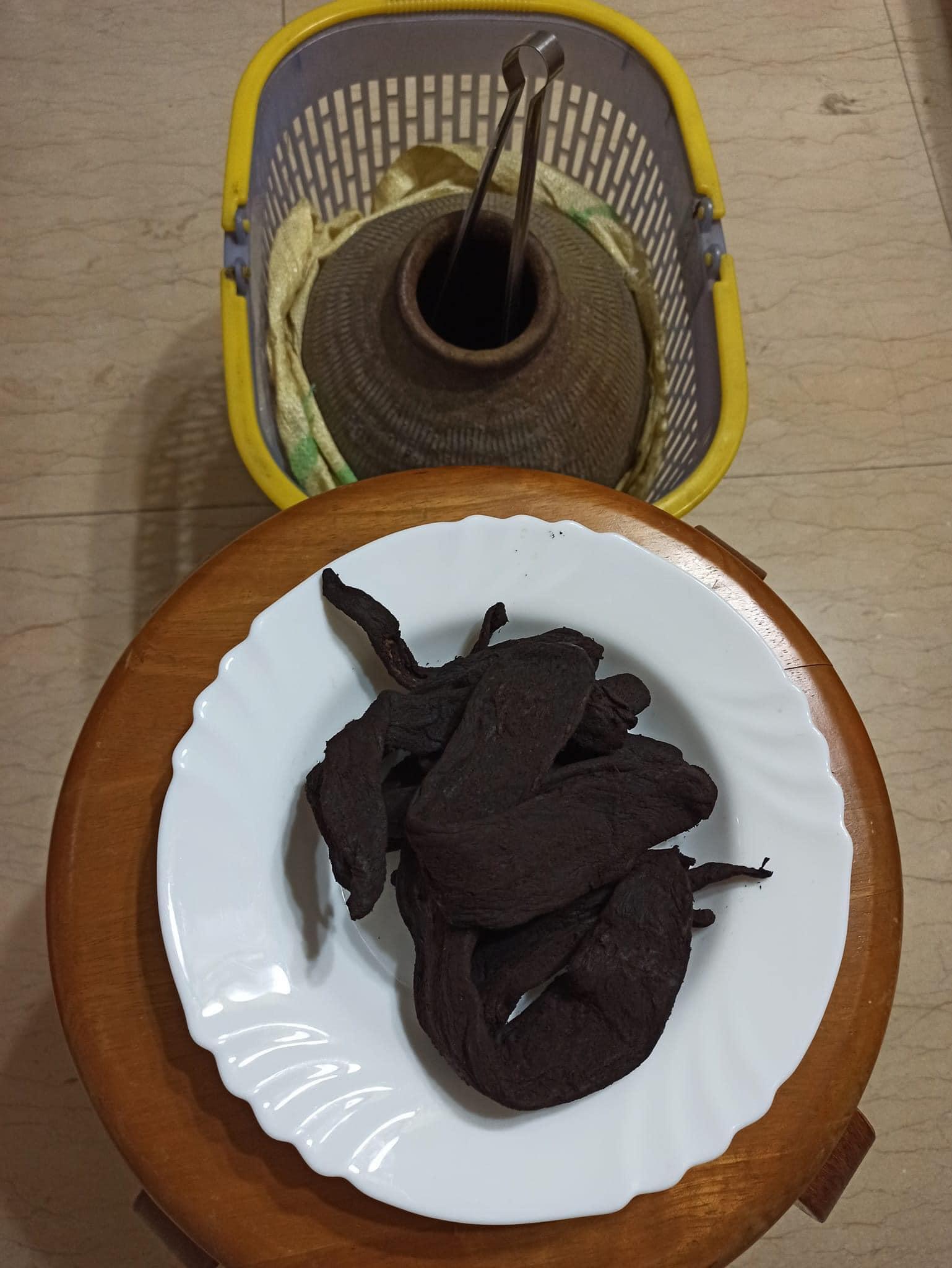 網友搬家時發現一個甕，本來以為裡面的東西壞掉，差點拿去丟掉。（翻攝自爆廢公社）