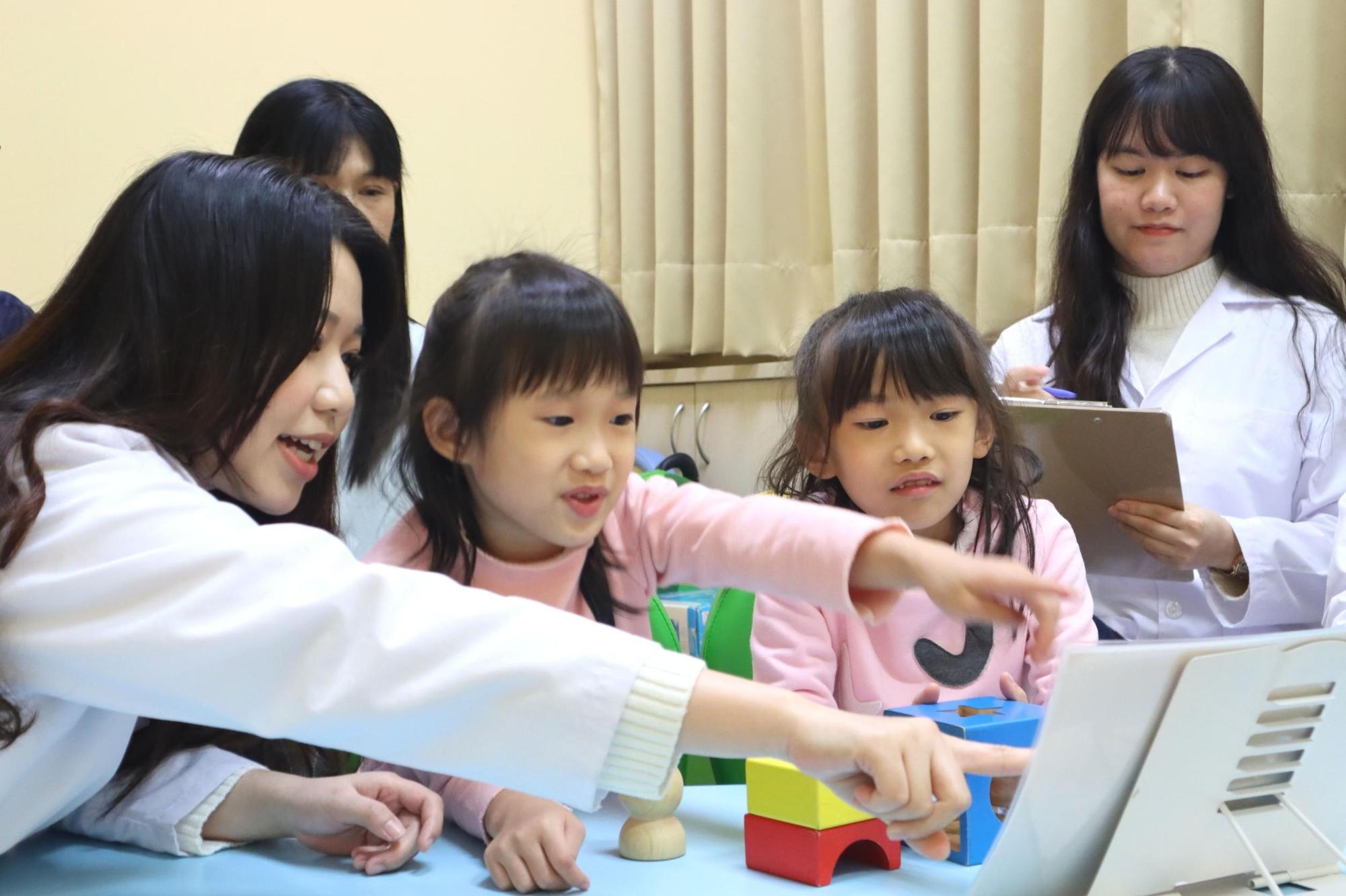 清華大學跨領域研究團隊進行幼兒競爭遊戲測試。（清華大學提供）