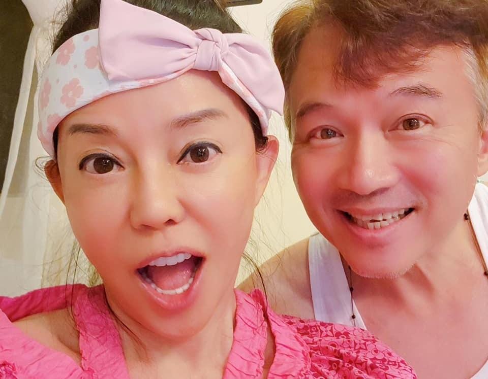 狄鶯深夜曬恩愛。（翻攝狄鶯臉書）