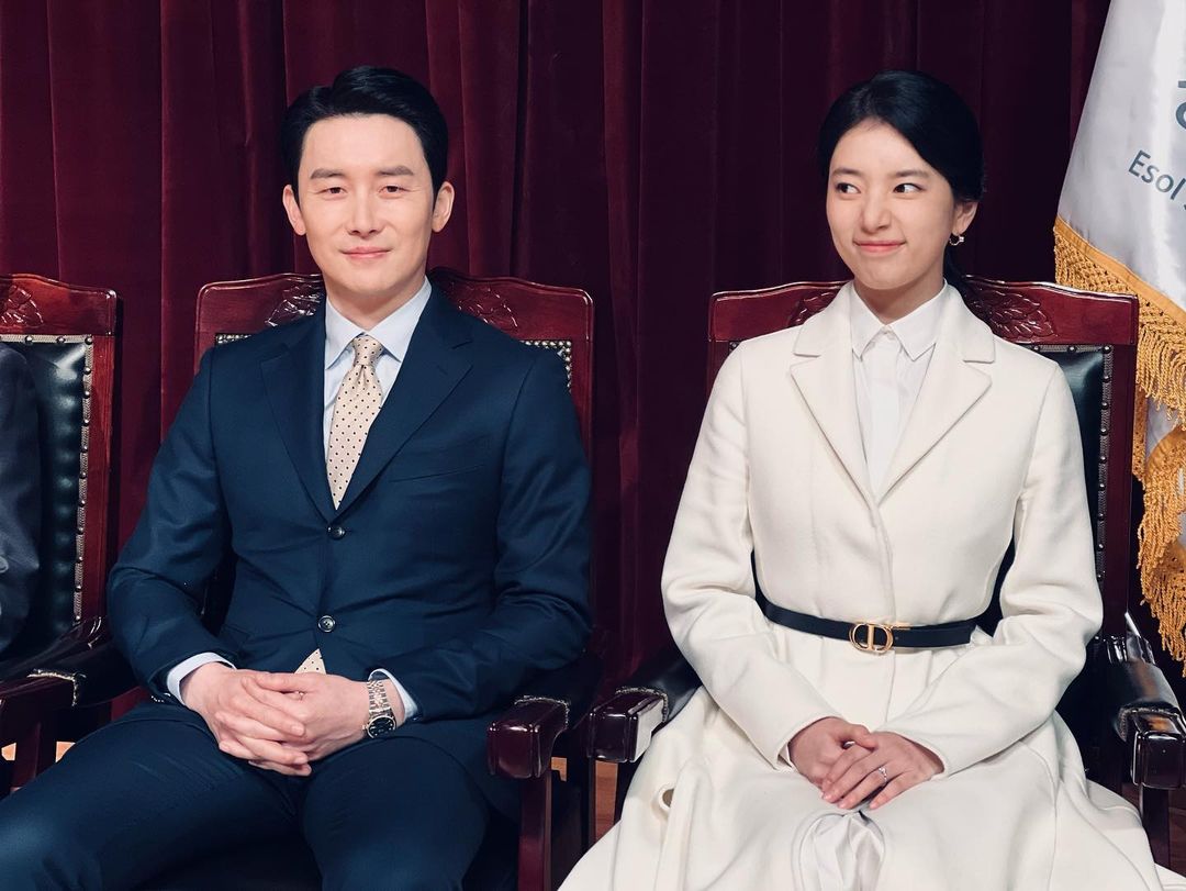 秀智（右）新劇《安娜》一人分飾兩角，演技獲得不少網友的稱讚。（翻攝自秀智Instagram）