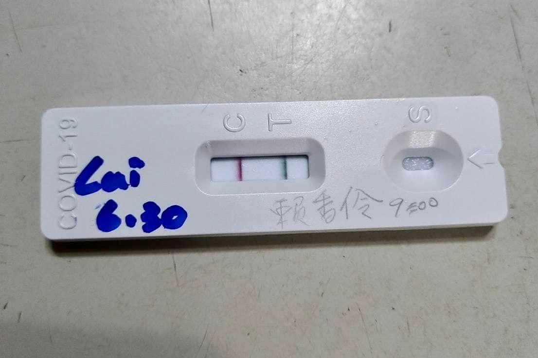 立委賴香伶今天po出「2條線」快篩照片,證實自己確診了。(翻攝自賴香伶臉書)