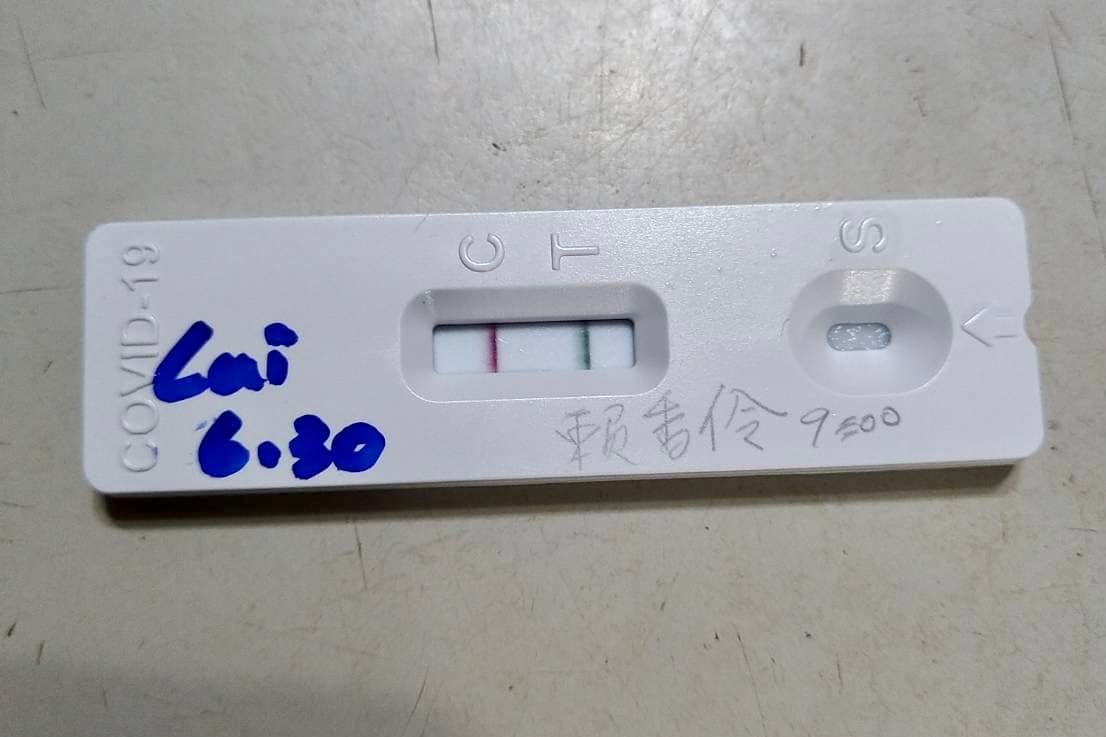 立委賴香伶今天po出「2條線」快篩照片，證實自己確診了。（翻攝自賴香伶臉書）