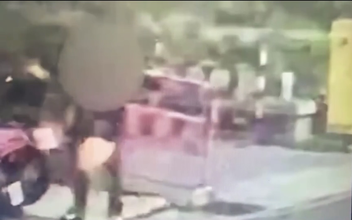 廖男偷安全帽。（翻攝畫面）