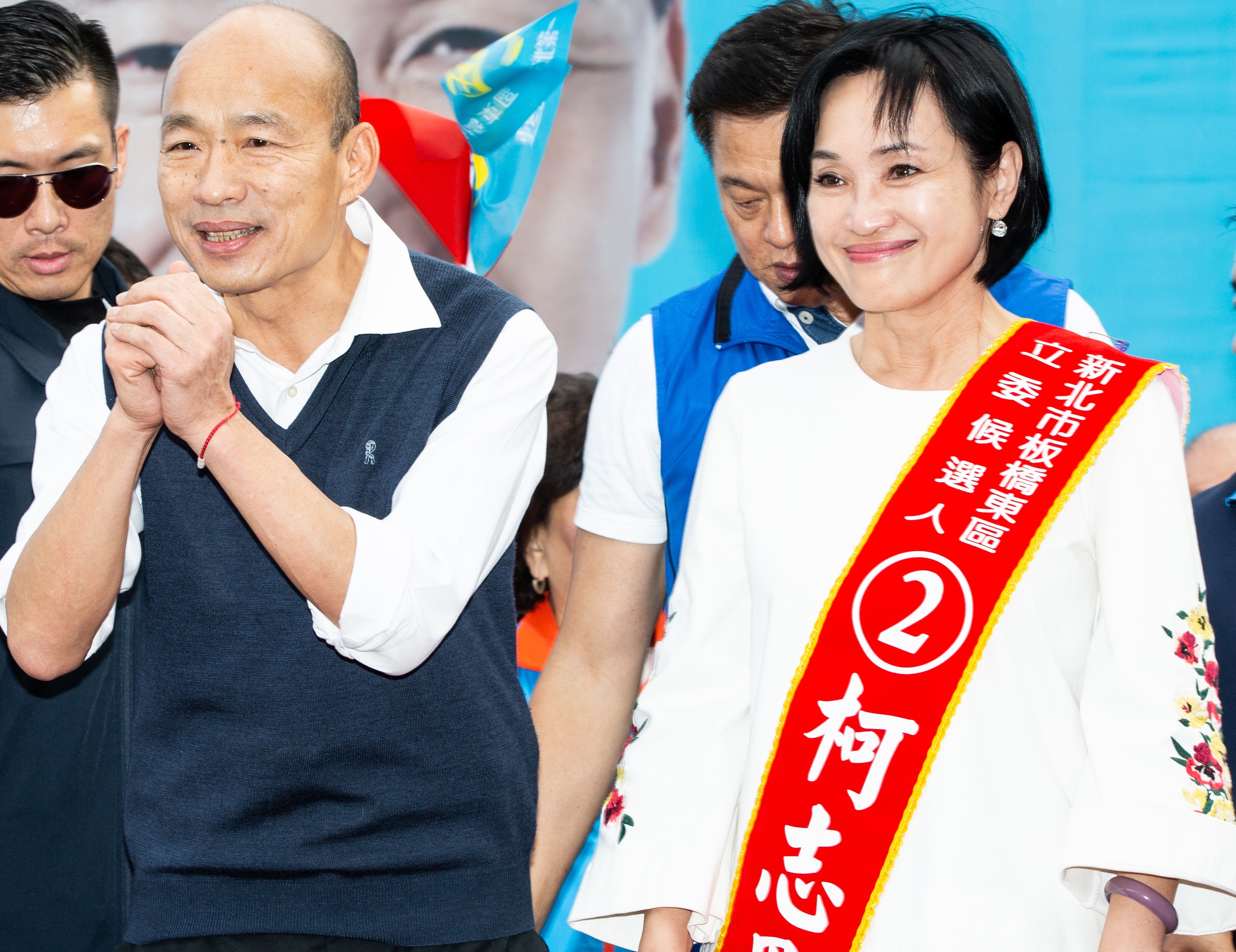 柯志恩（右）2020年選板橋立委，選總統的韓國瑜（左）當母雞來站台，當天韓國瑜脫口稱「女同學的白皙小腿讓我成績一落千丈」，引發輿論譁然，柯志恩事後敗選還說「好想給小腿主人一巴掌」。（本刊資料照）