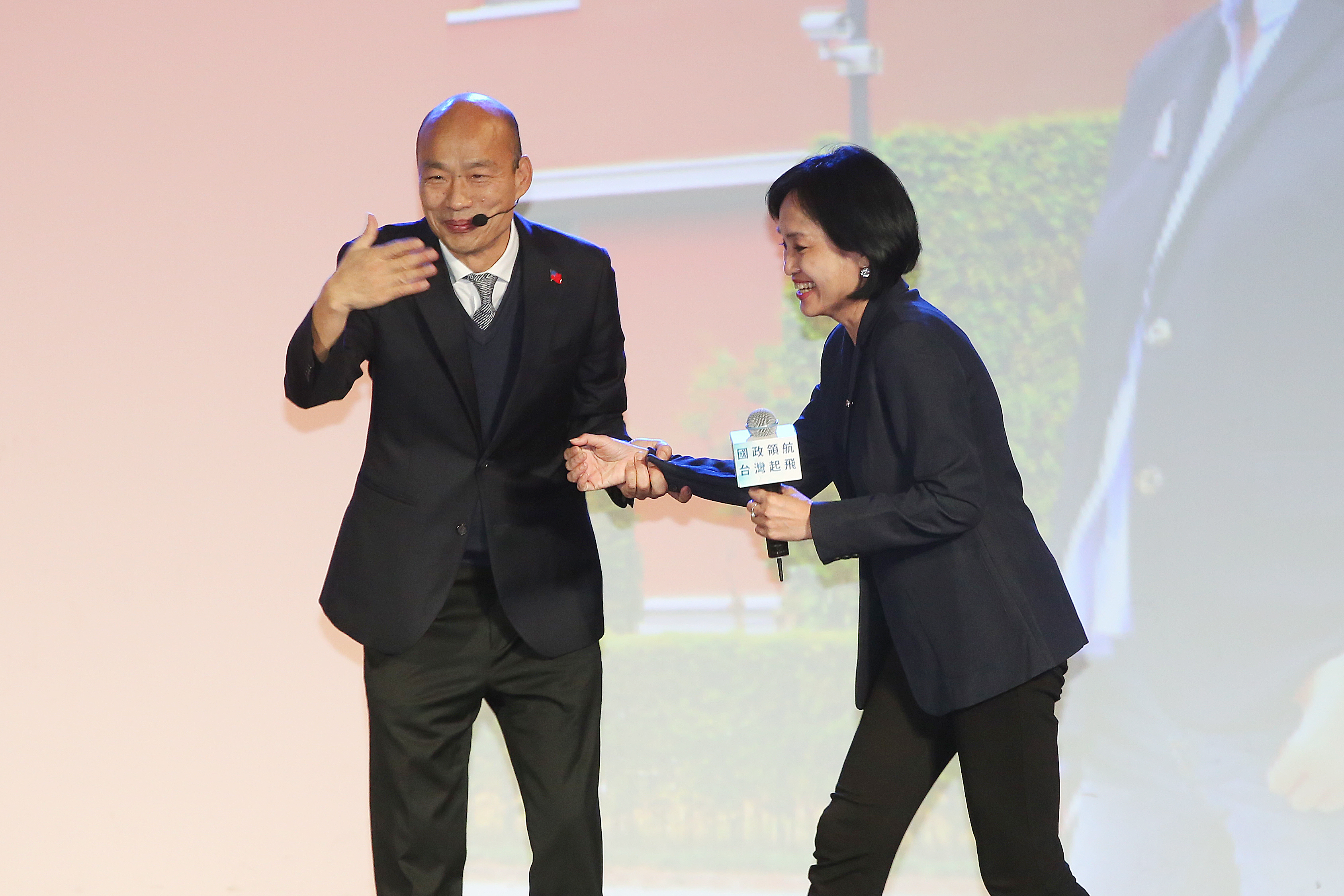 柯志恩（右）日前曾說參選高雄的政策絕對不會有愛情摩天輪，被解讀是在切割韓國瑜（左）。（本刊資料照）