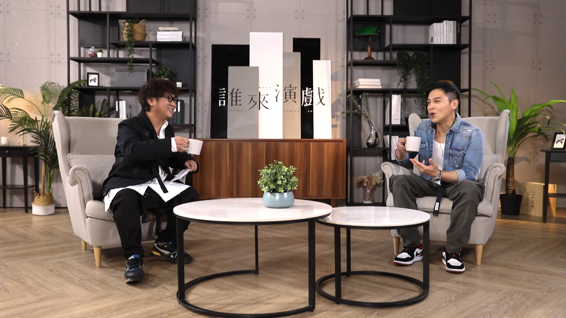 鄭人碩(右)日前上納豆(左)主持的《誰來演戲》接受專訪。(鏡新聞提供)