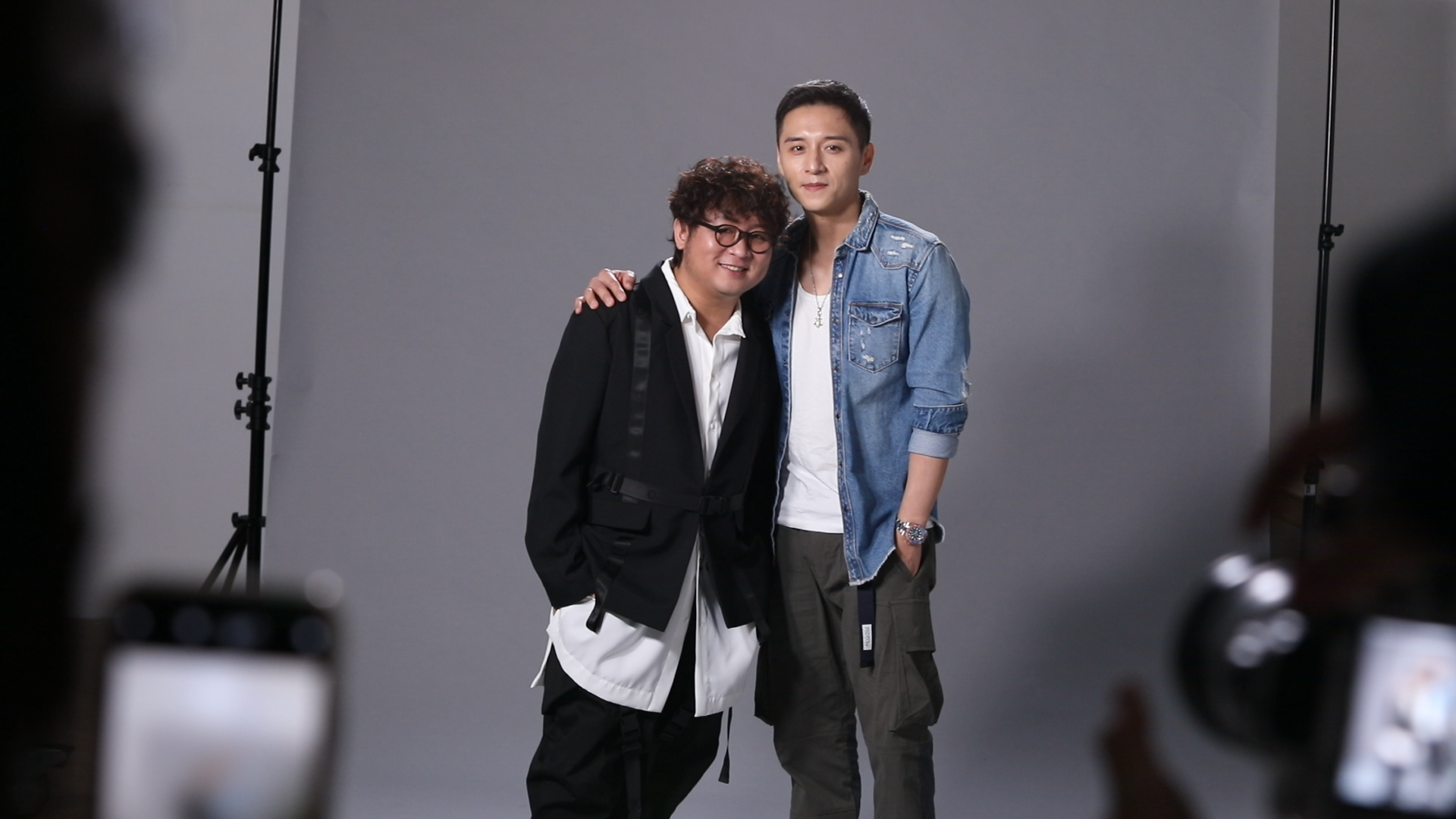 鄭人碩（右）與納豆（左）因電影《同學麥娜絲》而結緣。（鏡新聞提供）