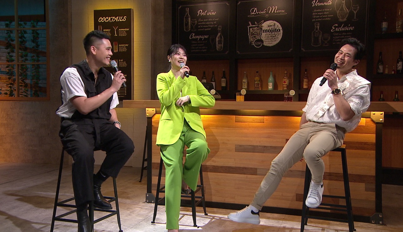 曹雅雯（中）與盧學叡（左）一起上節目錄影。（年代MUCH提供）