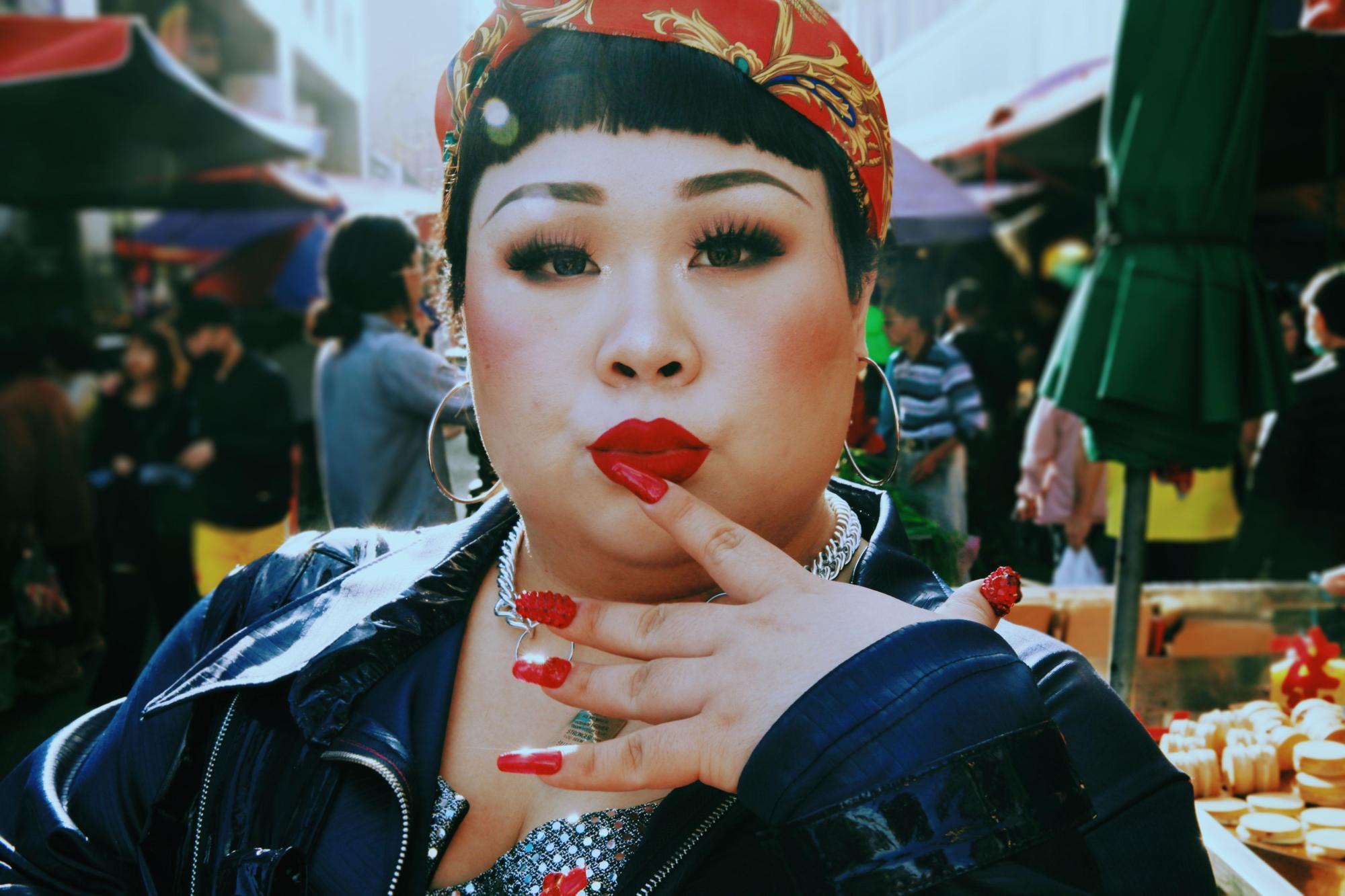 《桶妝仙女》結合台灣的瓦斯桶工人與變裝皇后,發展出一段充滿在地特色的奇想。(登曼波Manbo Key攝影)