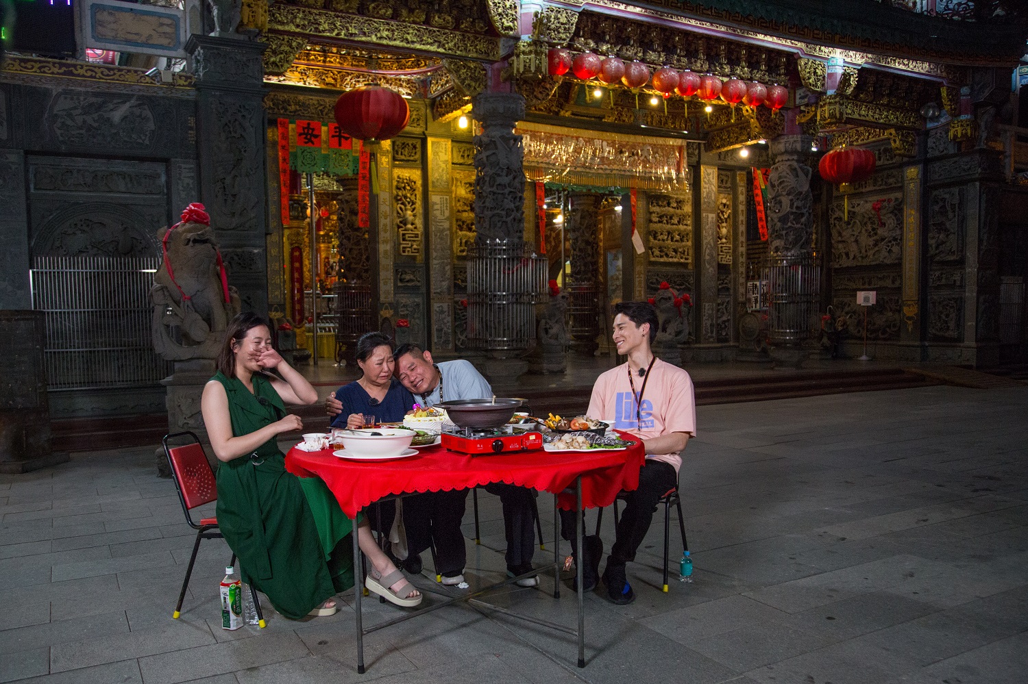 呂雪鳳帶著旅伴們回到以前討生活的所在地「安平天后宮」。（東森綜合提供）