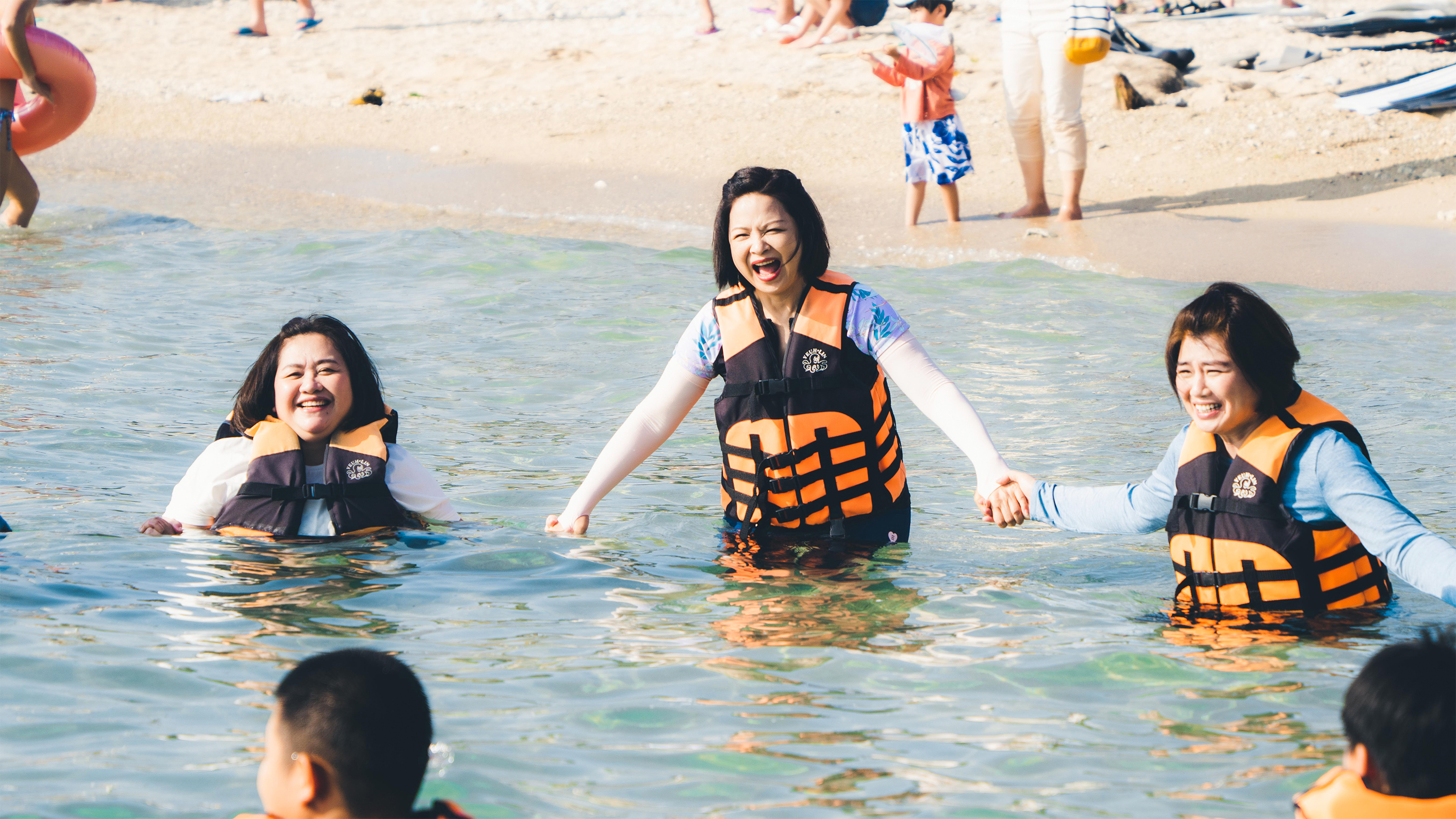 《老少女奇遇記》，由楊貴媚（中）首次擔任節目總製作人，找來好友鍾欣凌（左）與嚴藝文（右）共同主持。（桂田文化藝術基金會提供）