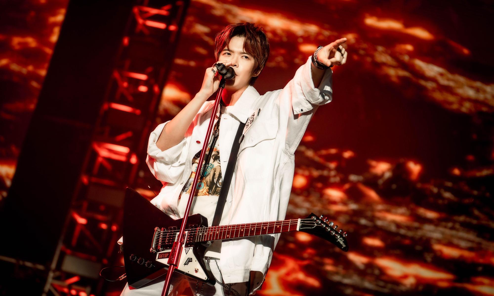 八三夭主唱阿璞熱唱 讓新加坡歌迷也瘋狂。（KKLIVE提供）