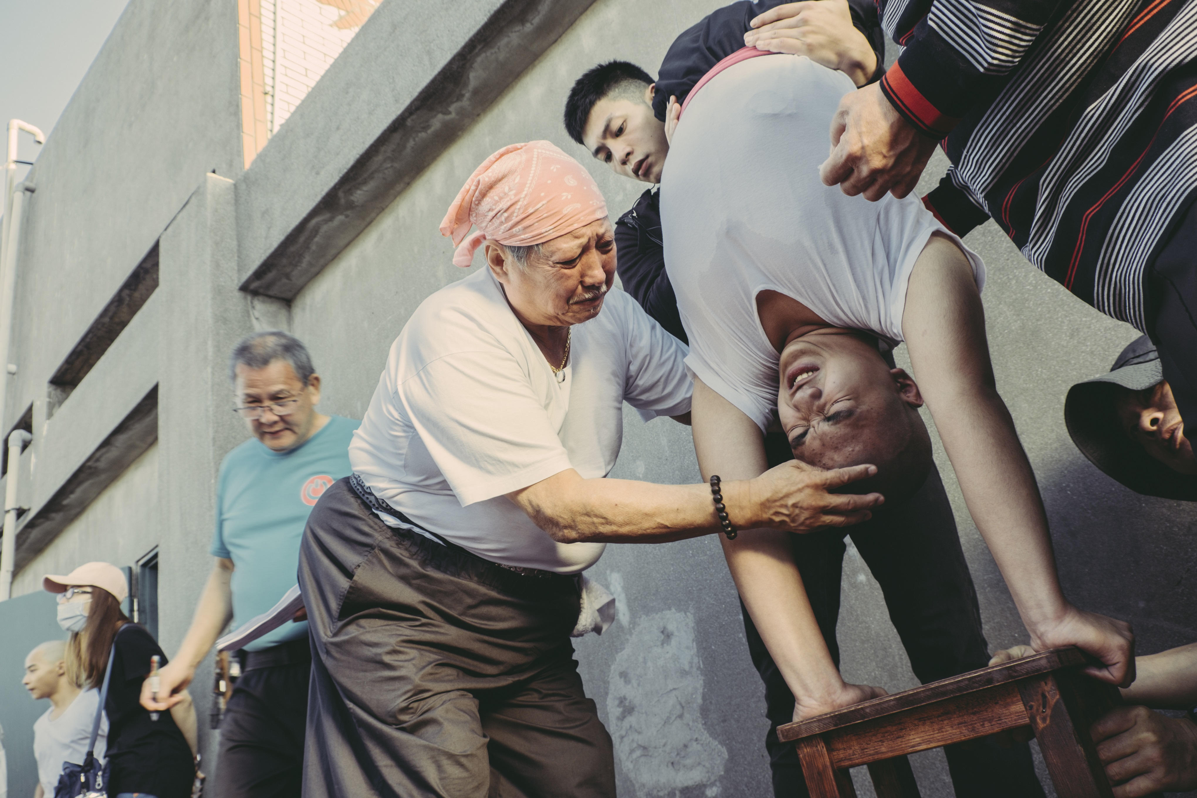  洪金寶為電影《七人樂隊》執導短片《練功》，內容取材他小時候拜師學京劇過程，他親自教導小演員身手。（華映）