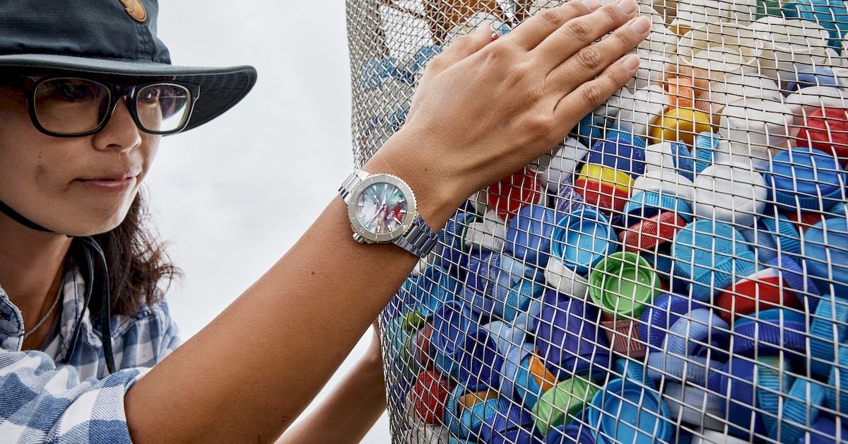 海廢藝術家唐采伶,擅以海廢創作創造驚喜,對於同樣化腐朽為神奇的ORIS Aquis Upcycle日期錶愛不釋手。