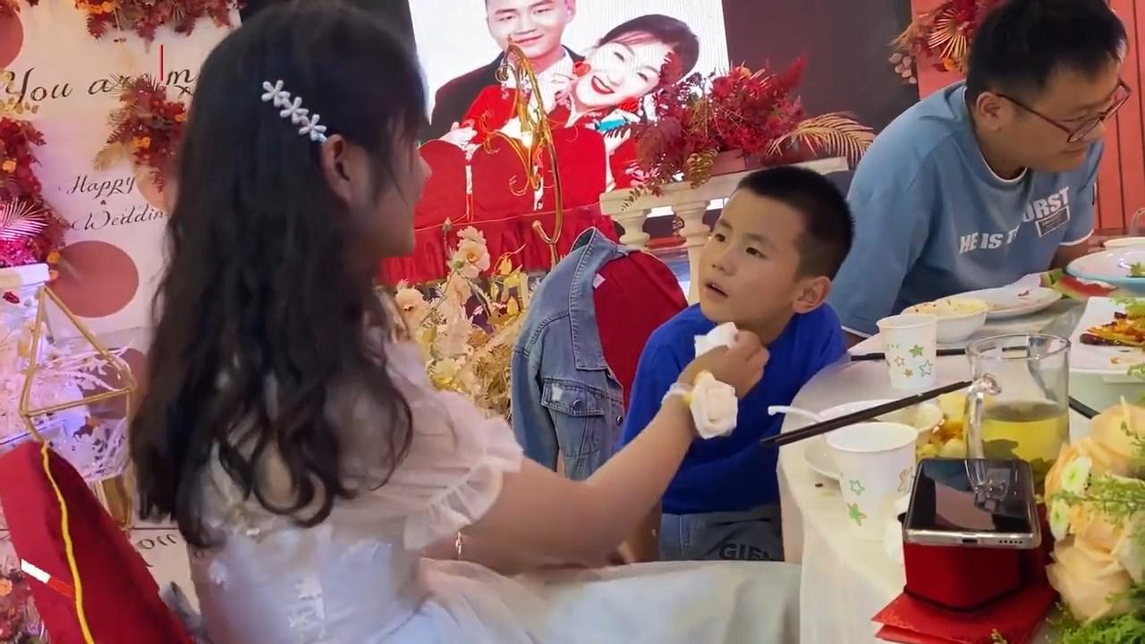 男童一直盯著伴娘看。（翻自微博）
