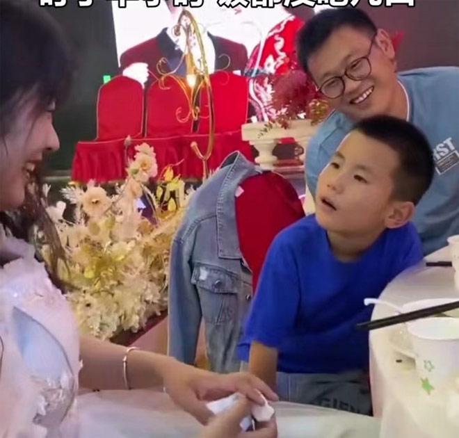 爸爸看到這一幕忍不住笑了。（翻自微博）