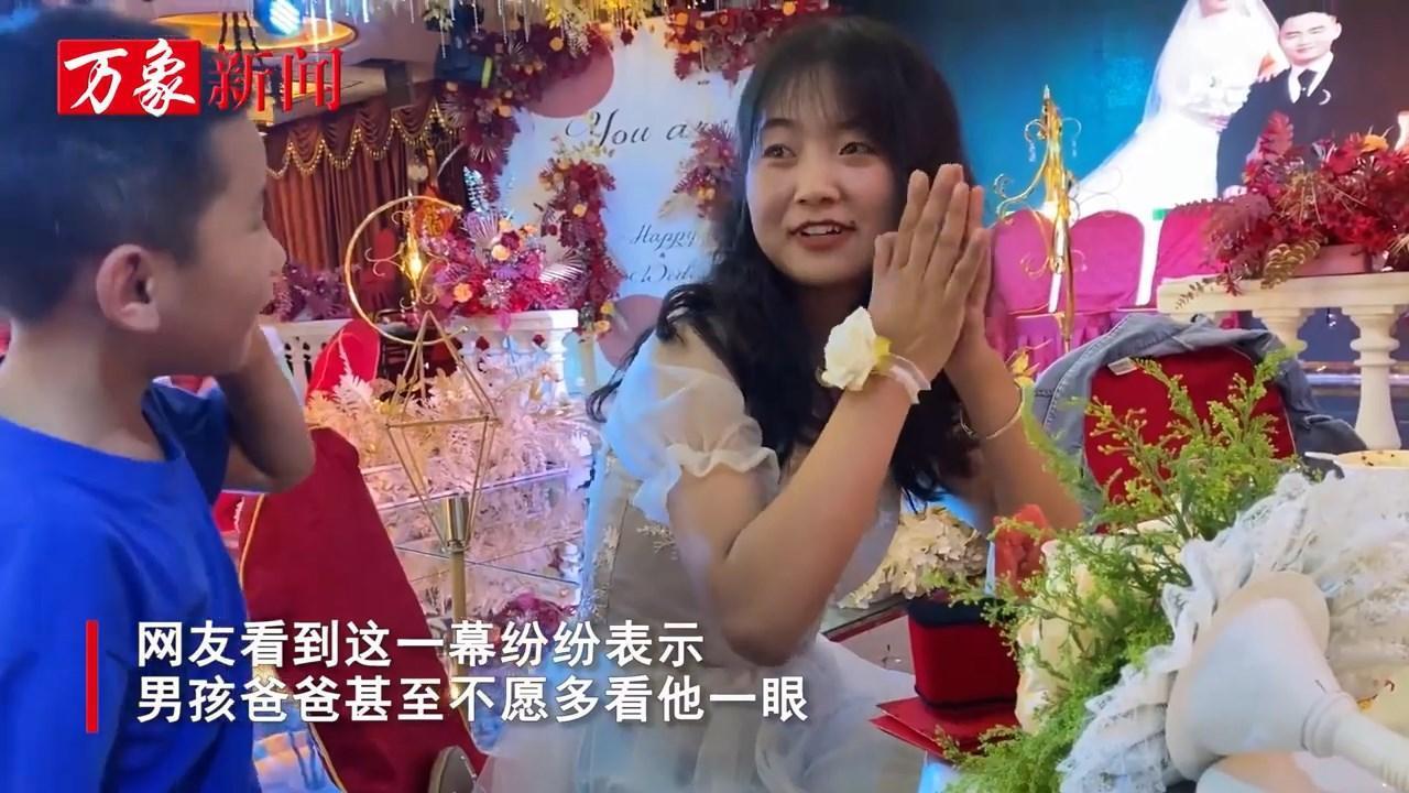 這位男童就愛這名伴娘。（翻自微博）