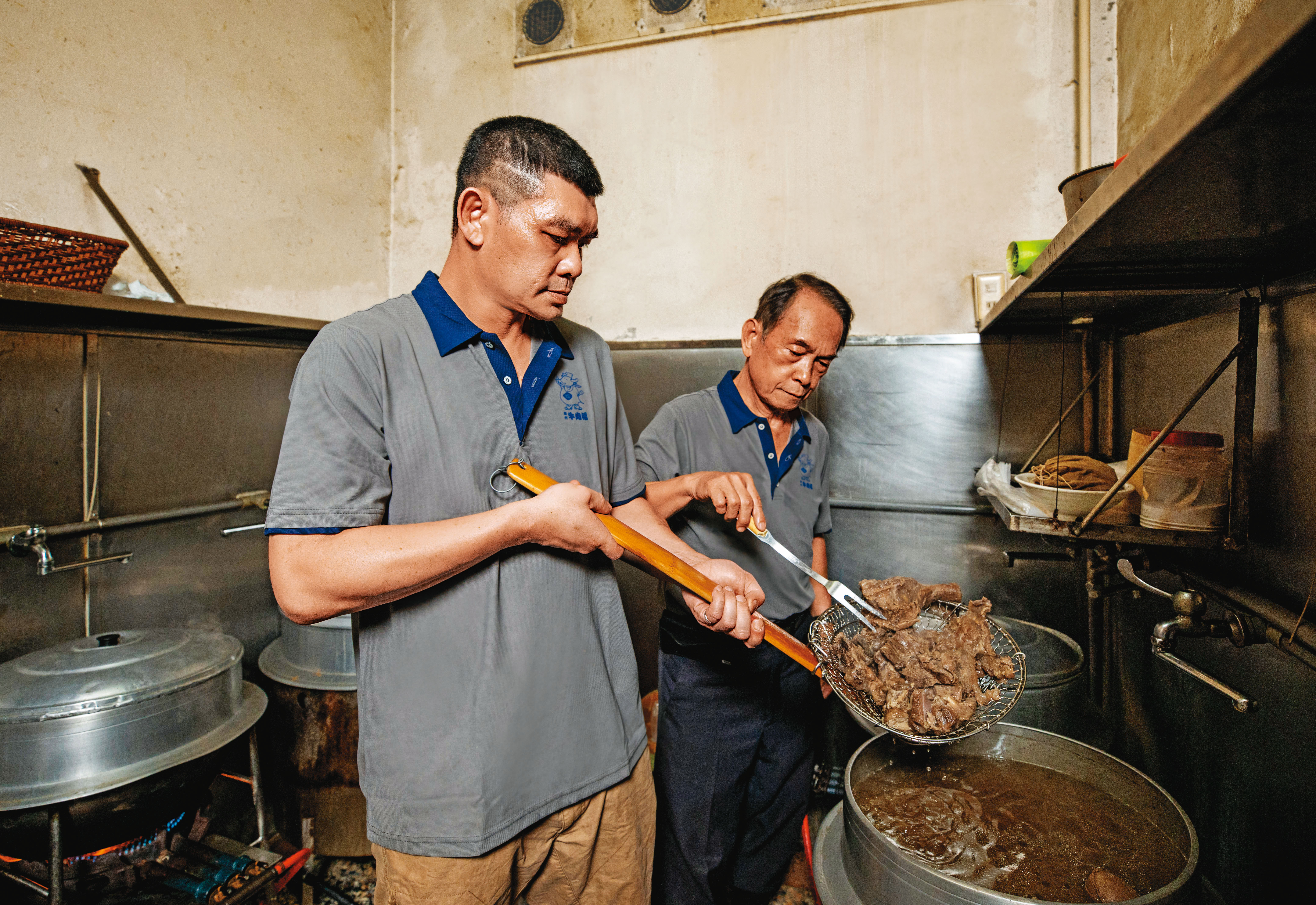 潮州牛肉福第二代老闆葉英和（右）每天清晨5點就和兒子葉力瑋（左）合力熬煮牛雜湯，老店已屹立72年。