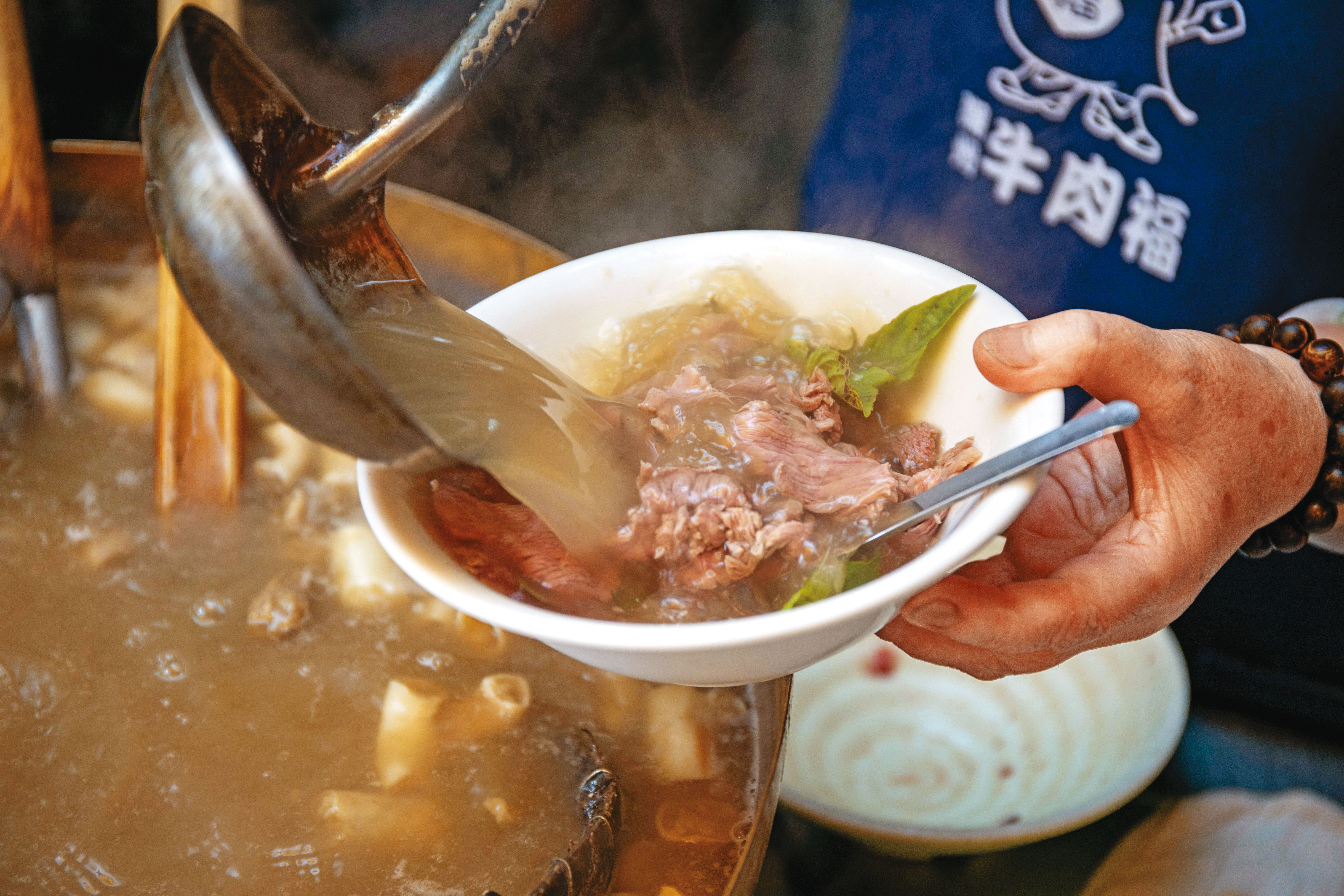 使用當日現宰台灣牛，淋上藥膳高湯並加入九層塔提味，湯鮮肉嫩成老店招牌。（120元／碗）