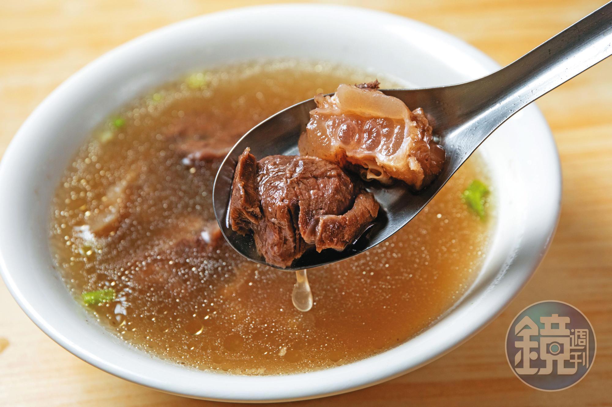 清燉半筋肉湯得熬煮逾3小時，每日限量一鍋，通常12點前就賣光。（140元／碗）