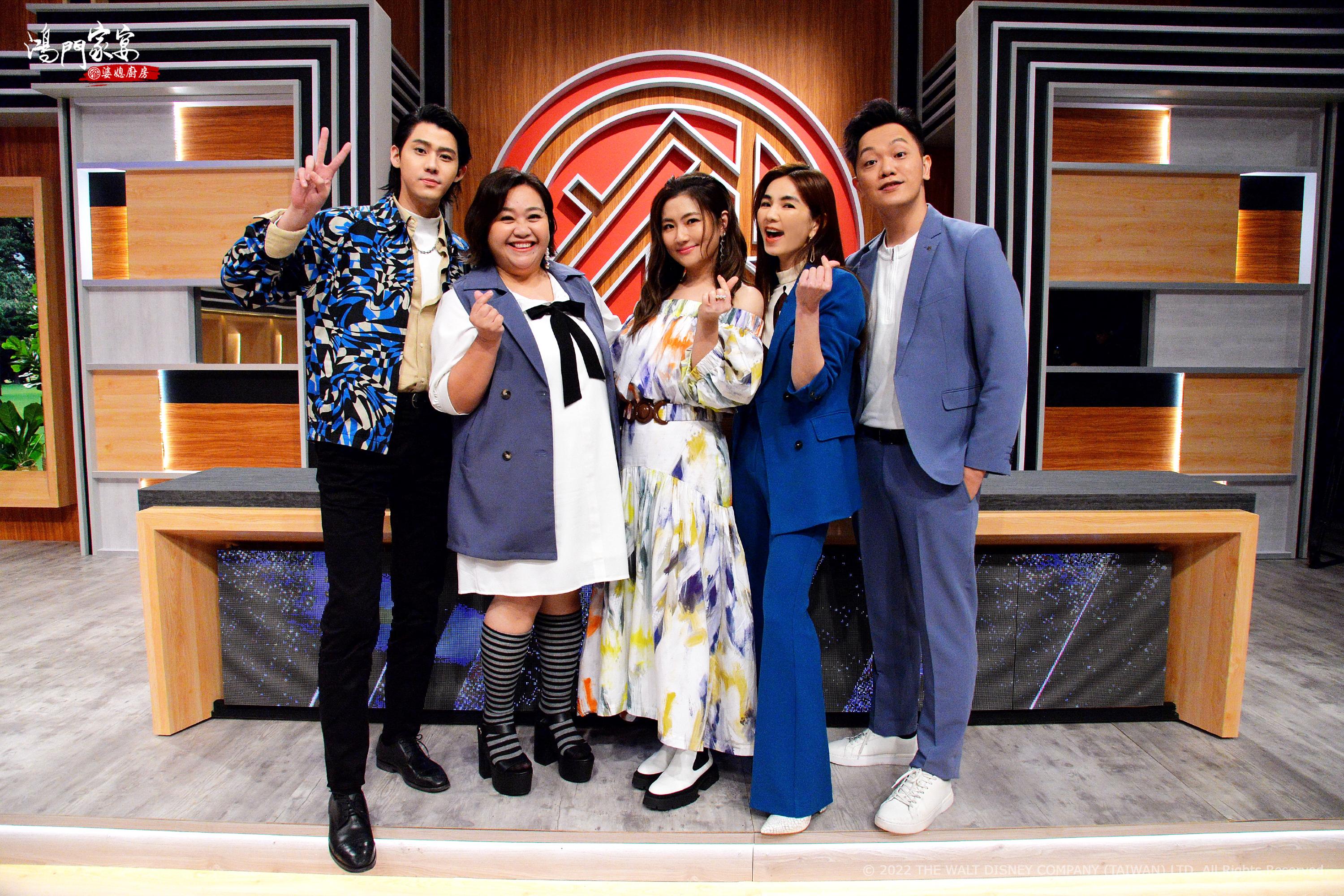 （左起）李玉璽、鍾欣凌、Selina、Ella、索艾克錄製美食節目。（衛視中文台提供）