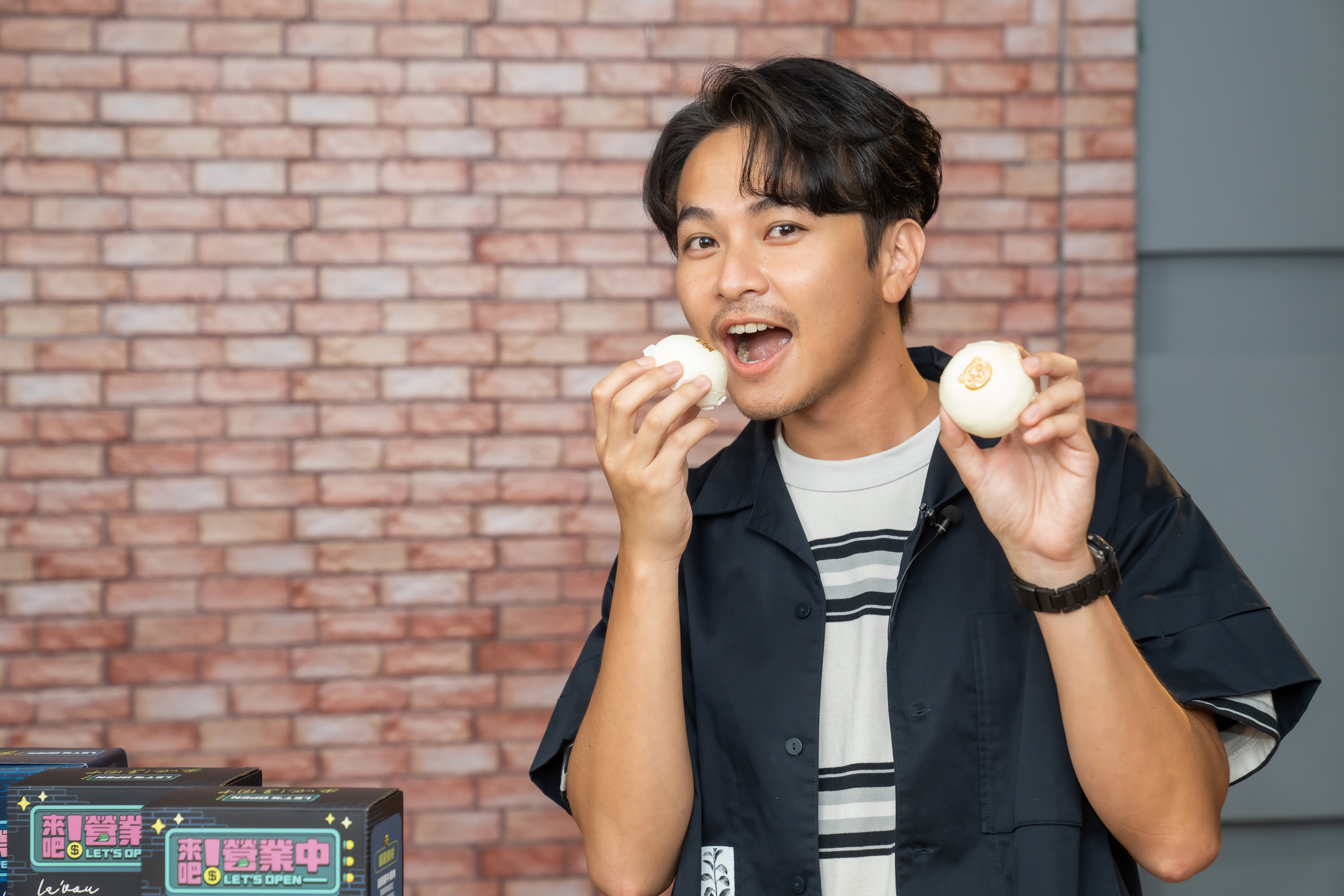 楊銘威受邀擔任《來吧！營業中》宣傳大使今進棚拍攝宣傳照。（TVBS提供）