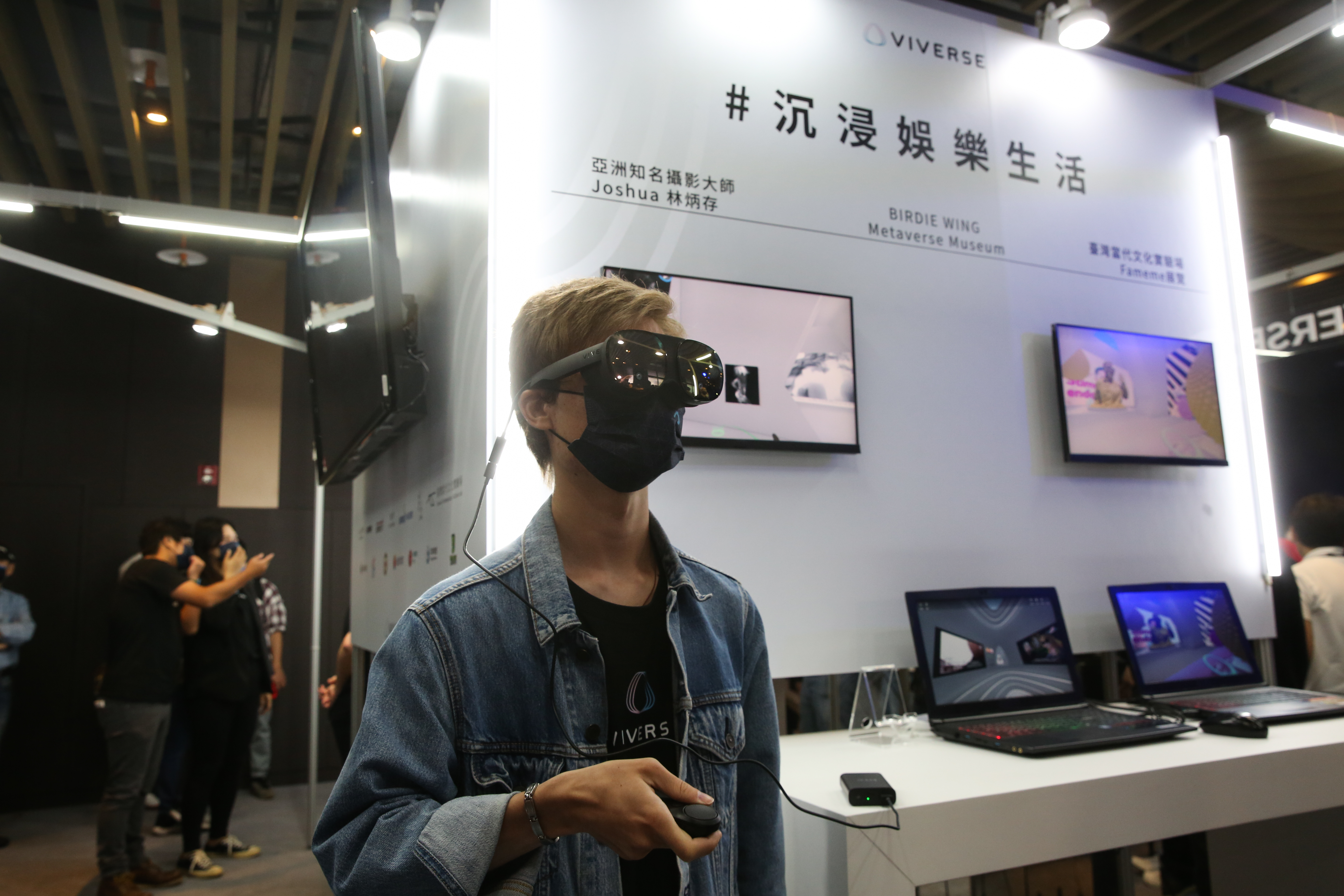 宏達電主打元宇宙概念的智慧型手機新品28日正式亮相，不料隔天股價直接被殺到跌停價52元，今再跌半根落回48.9元。