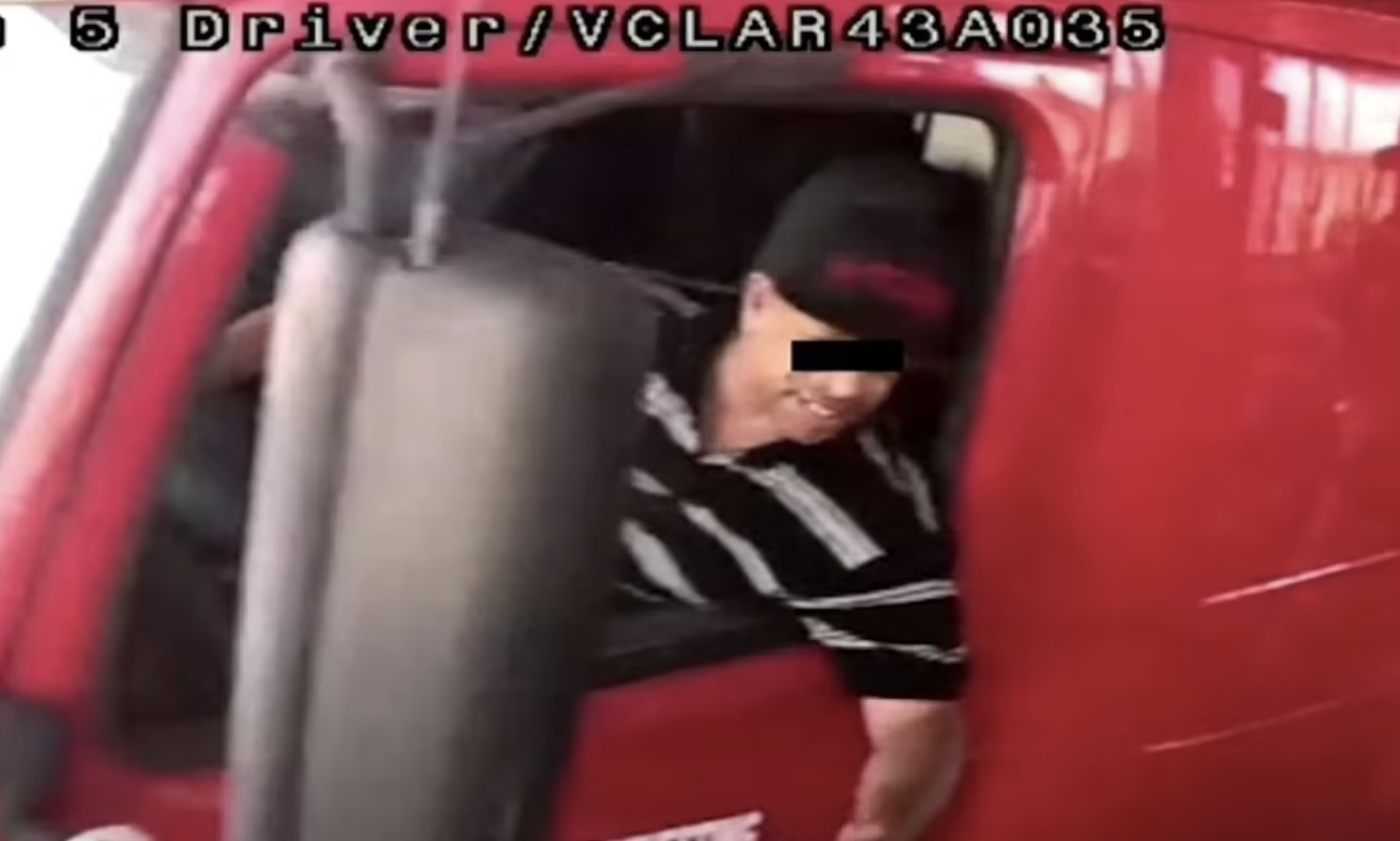 狠心的卡車司機薩莫拉諾面對邊境執法人員時態度輕鬆，顯然對於走私非法移民很有經驗。（翻攝每日郵報）