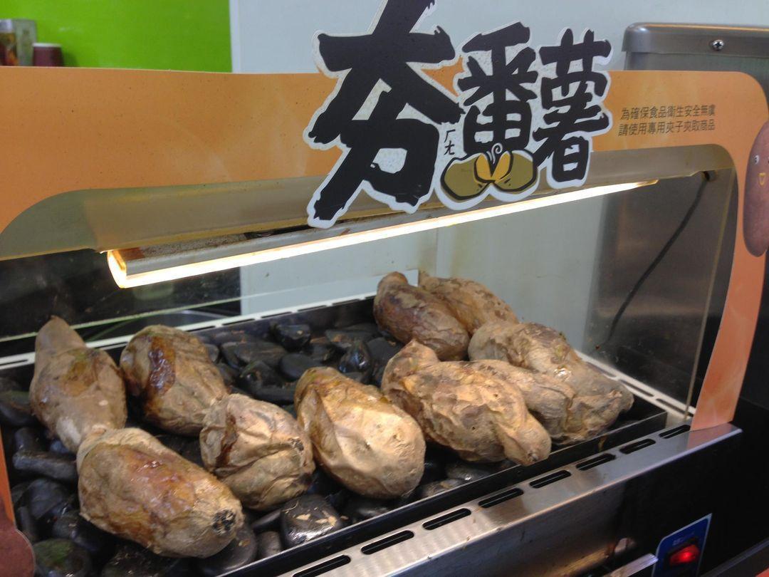 台灣超商這幾年不斷進化，販賣商品也越來越多元，連烤地瓜都有在賣。（翻攝自全家臉書）