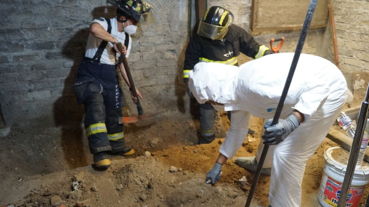警方在門多薩屋內發現超過4千塊人骨。（翻自英國《鏡報》）