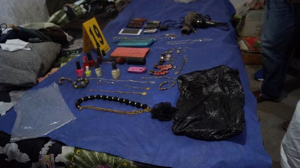 警方找到受害女的私人物品。（翻自英國《鏡報》）