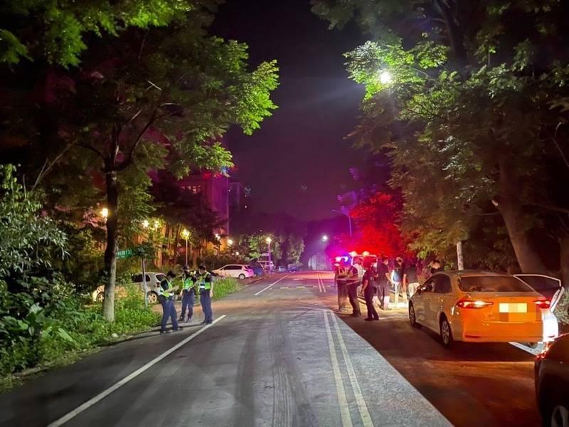 南投市驚傳因討債引發聚眾鬥毆,警方到場時雙方已經鳥獸散,現場只見一輛被砸毀的轎車(圖右)。(翻攝畫面)
