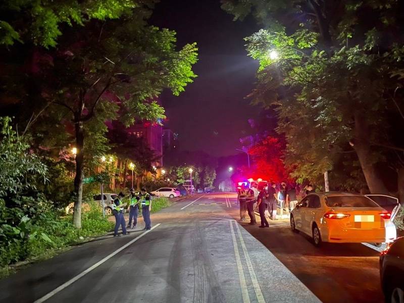 南投市驚傳因討債引發聚眾鬥毆，警方到場時雙方已經鳥獸散，現場只見一輛被砸毀的轎車（圖右）。（翻攝畫面）