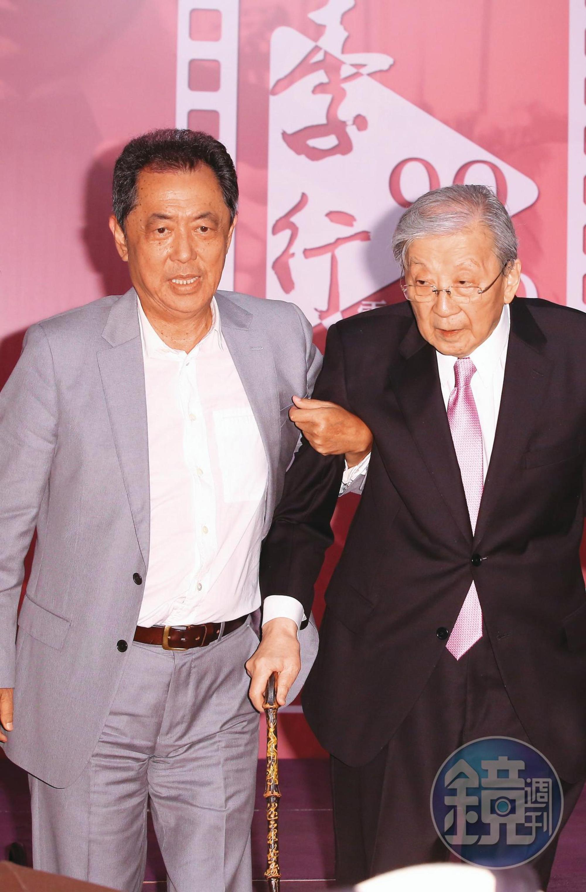 導演李行(右)活躍於60、70年代,朱延平(左)發跡於80年代,2個不同世代的電影人在李行晚年建立了良好情誼,去年李行過世,朱延平在臉書上哀悼,說李行是他「最老的麻吉」,語氣極為不捨。