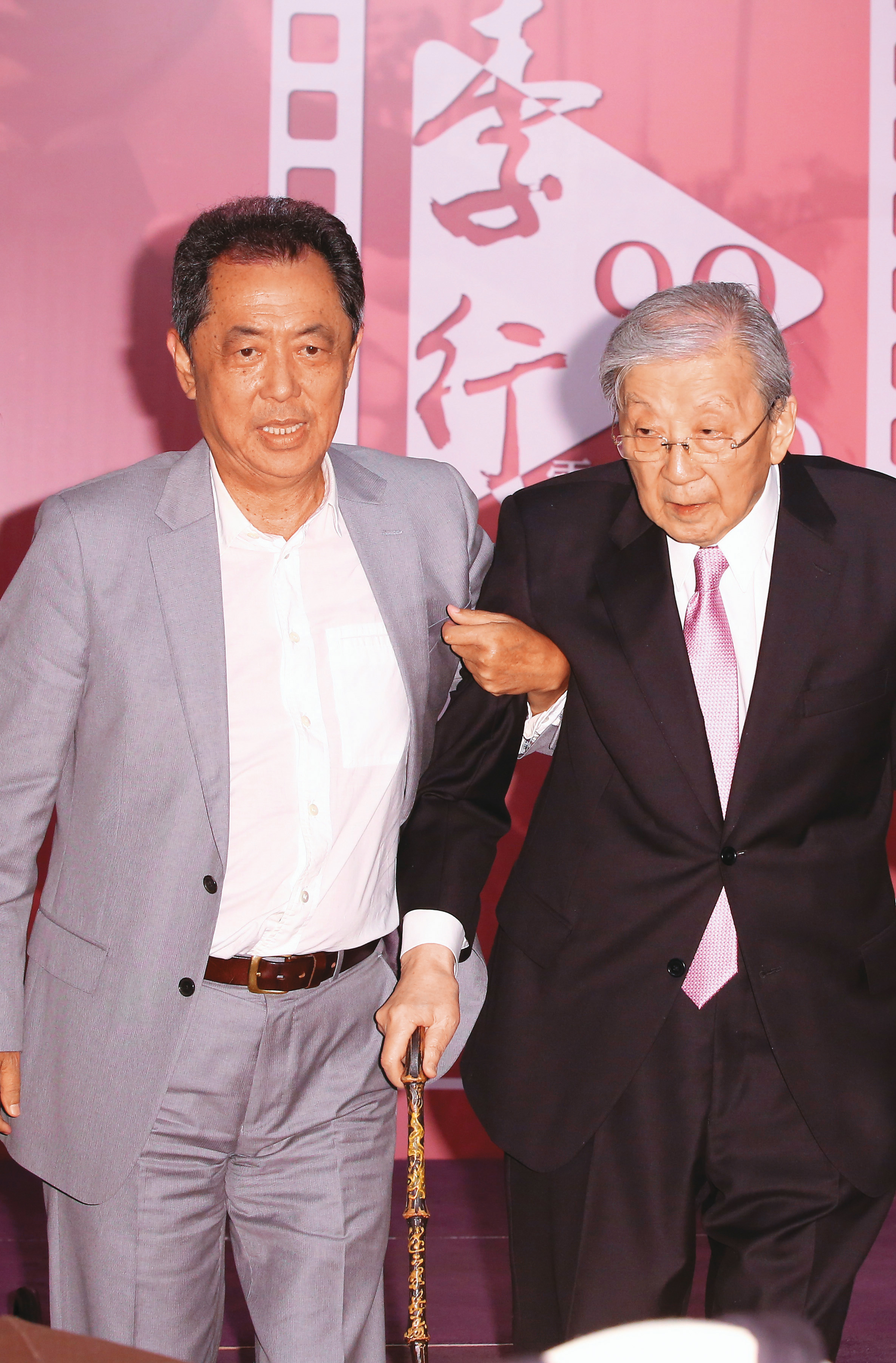 導演李行（右）活躍於60、70年代，朱延平（左）發跡於80年代，2個不同世代的電影人在李行晚年建立了良好情誼，去年李行過世，朱延平在臉書上哀悼，說李行是他「最老的麻吉」，語氣極為不捨。
