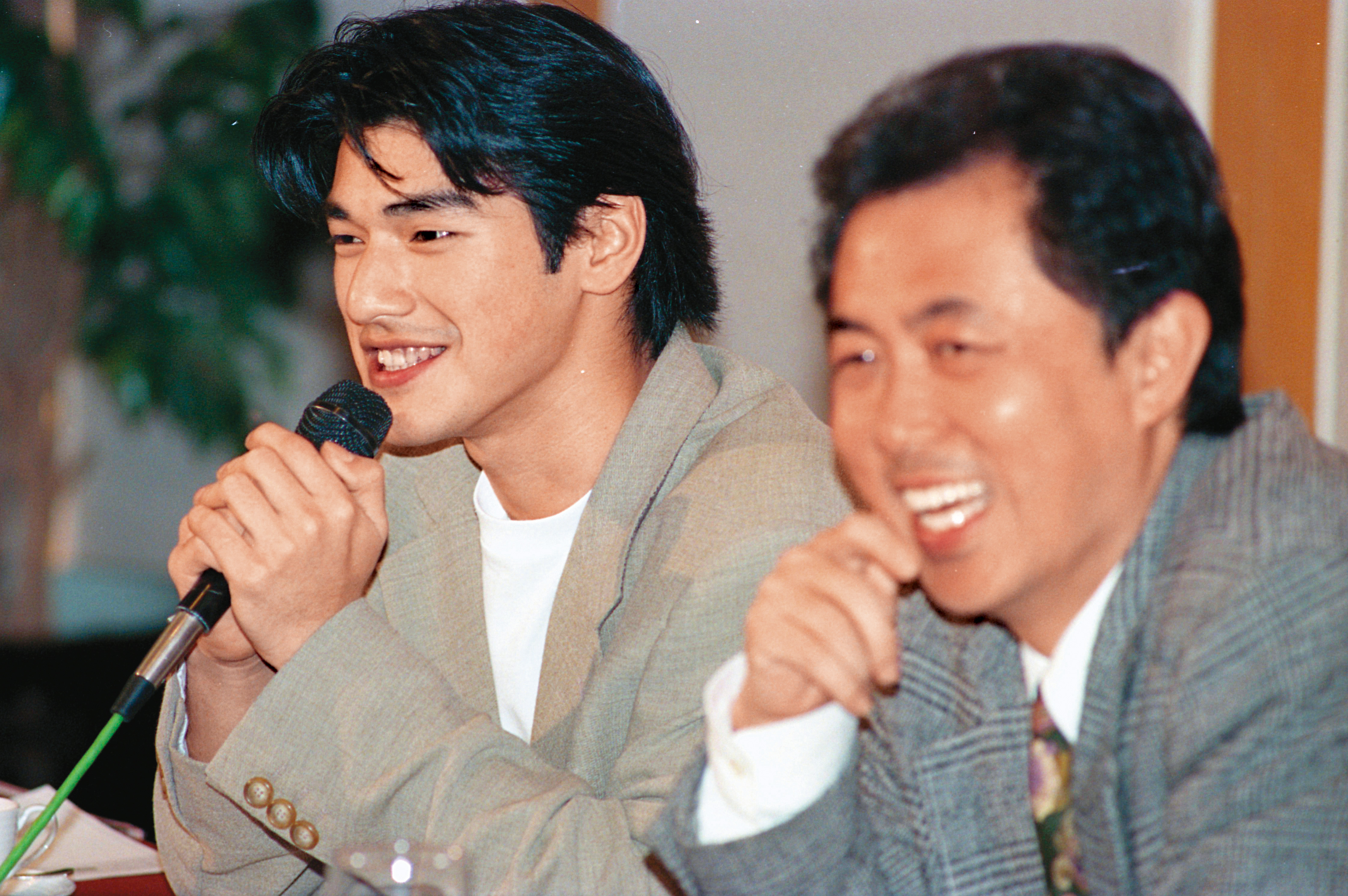 朱延平（右）90年代與金城武（左）合作過4部喜劇，肯定他的喜劇功力，說：「金城武好喜歡他演的喜劇。他真的是一個寶貝，現場很愛講冷笑話，只是長太帥了，變成被帥耽誤的諧星。」（聯合知識庫）