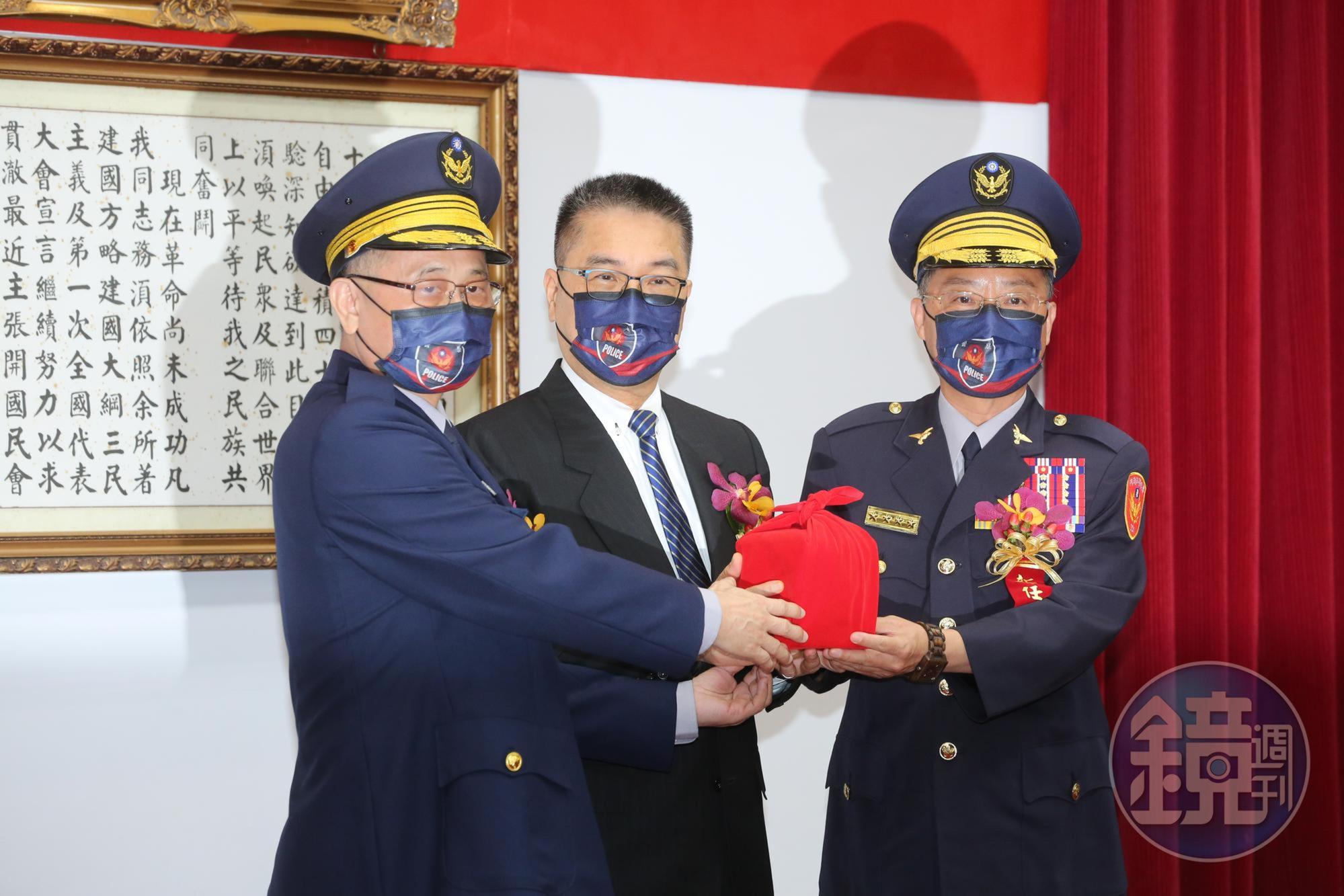 新舊任警政署長今天下午舉行交接典禮,圖中為內政部長徐國勇,右為新任署長黃明昭。