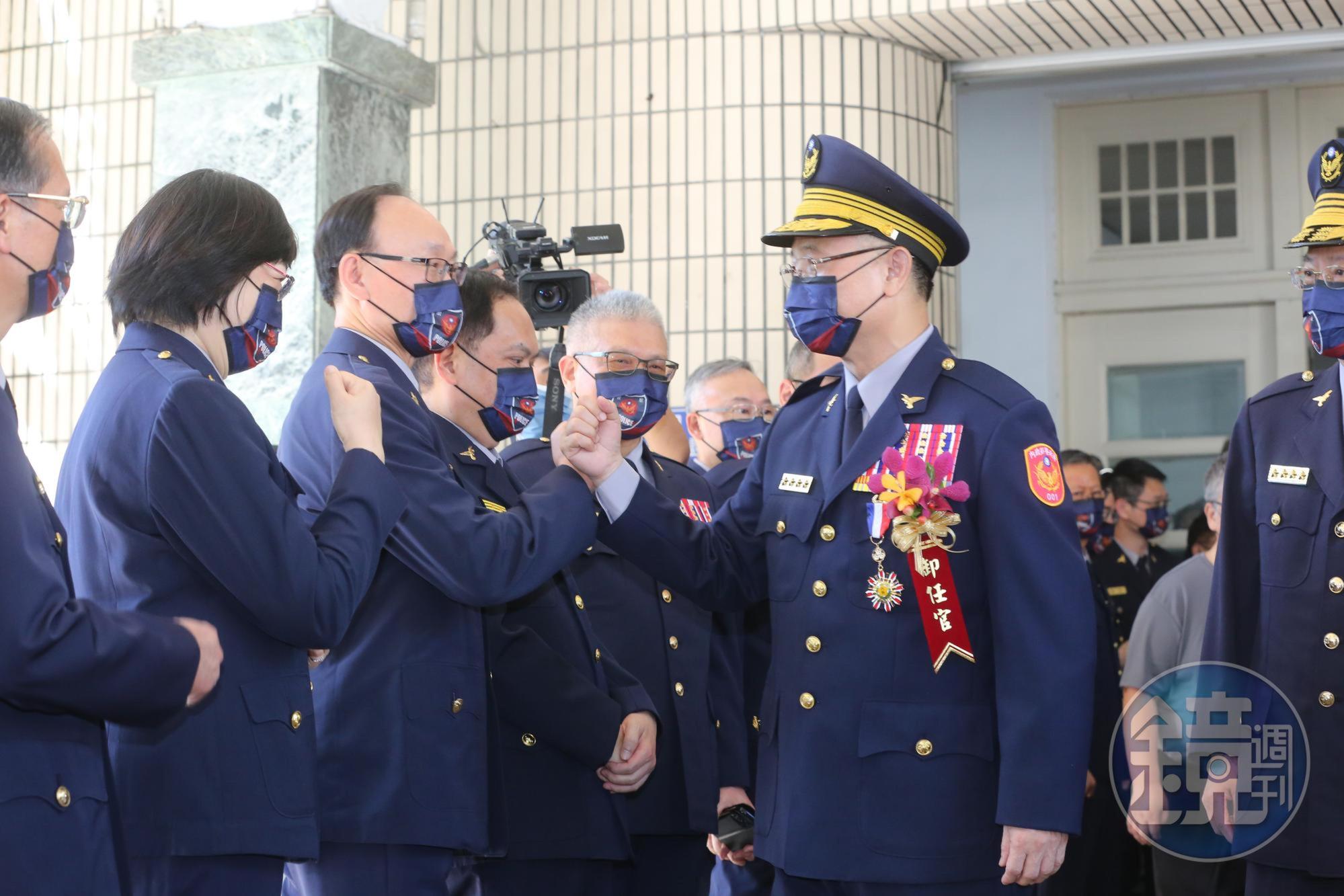 卸任署長陳家欽在離開警政署前,向現場官警致謝道別。