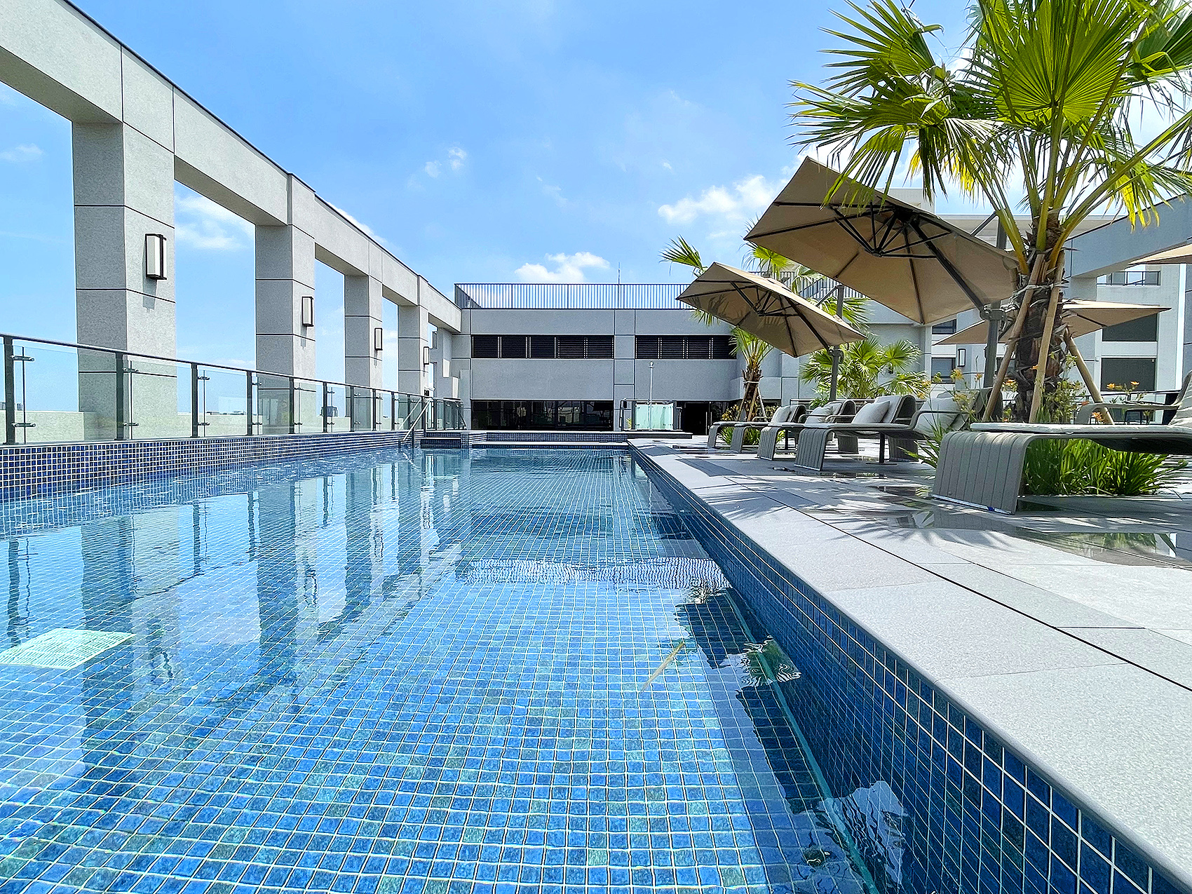 入住時一定要記得帶泳衣，因為在頂樓空中花園可以拍下各種打卡美照。（Klook提供）