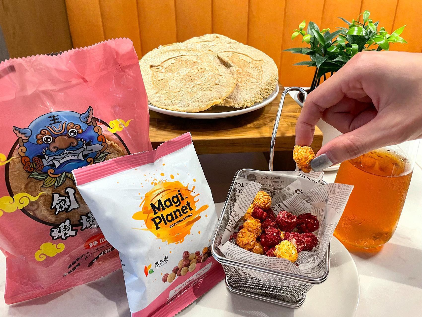 飯店此次與Klook合作將依照房型提供府城嗨吧,內含京盛宇原葉茶、得意蝦餅、瓜瓜園爆米花、樹頂果汁等。(禧榕軒大飯店官方粉絲頁截圖)